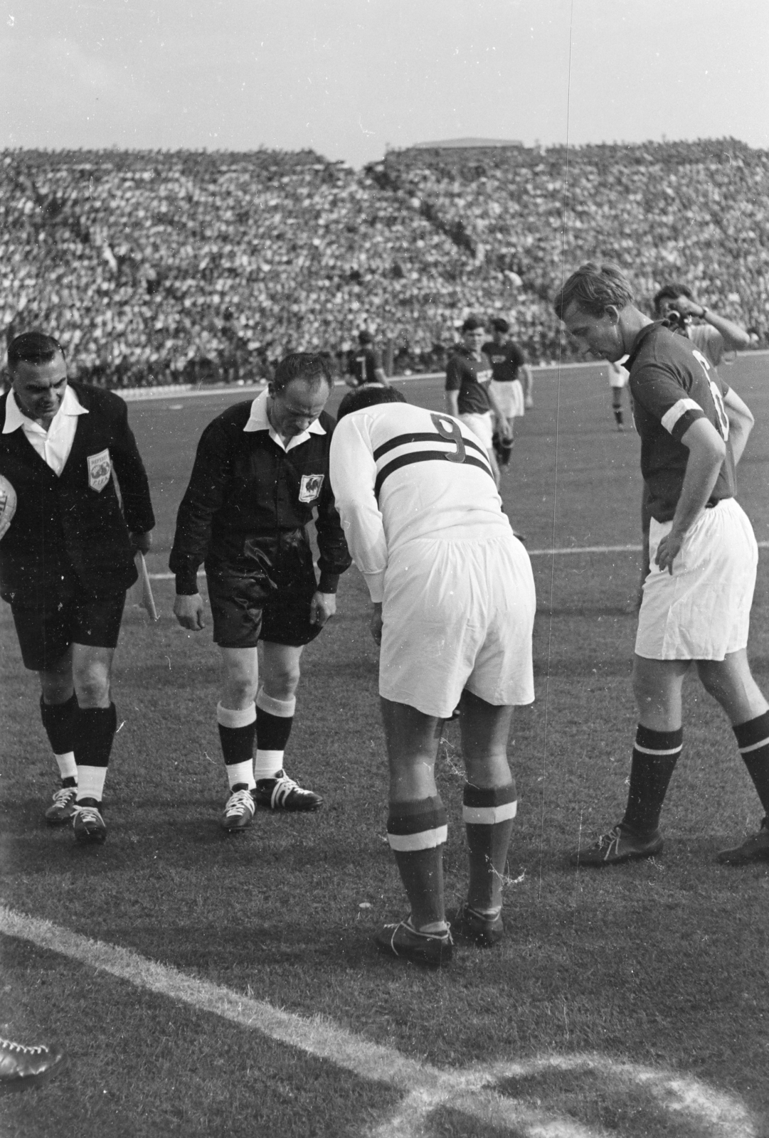 Hungary, Népstadion, Budapest XIV., 1957. szeptember 22. Magyarország - Szovjetunió 1:2, barátságos válogatott labdarúgó-mérkőzés. Hidegkuti Nándor (9) és Igor Nettó csapatkapitányok figyelik a sorsoló francia Lequesne játékvezetőt., 1957, Faragó György, Budapest, celebrity, referee, Fortepan #261943