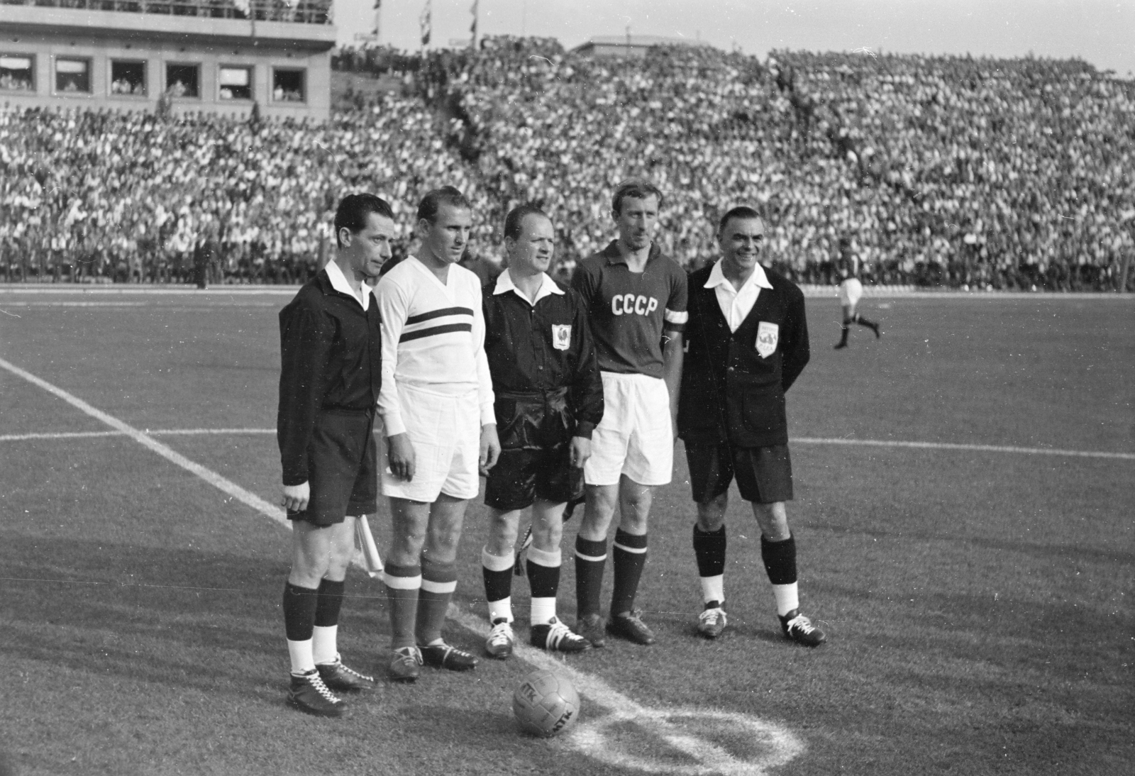 Hungary, Népstadion, Budapest XIV., 1957. szeptember 22. Magyarország - Szovjetunió 1:2, barátságos válogatott labdarúgó-mérkőzés. Középen a francia játékvezető Lequesne, balra Hidegkuti Nándor és jobbra Igor Nettó csapatkapitányok. A két partjelző a francia Harzie és Groppi., 1957, Faragó György, Budapest, football, referee, Fortepan #261944