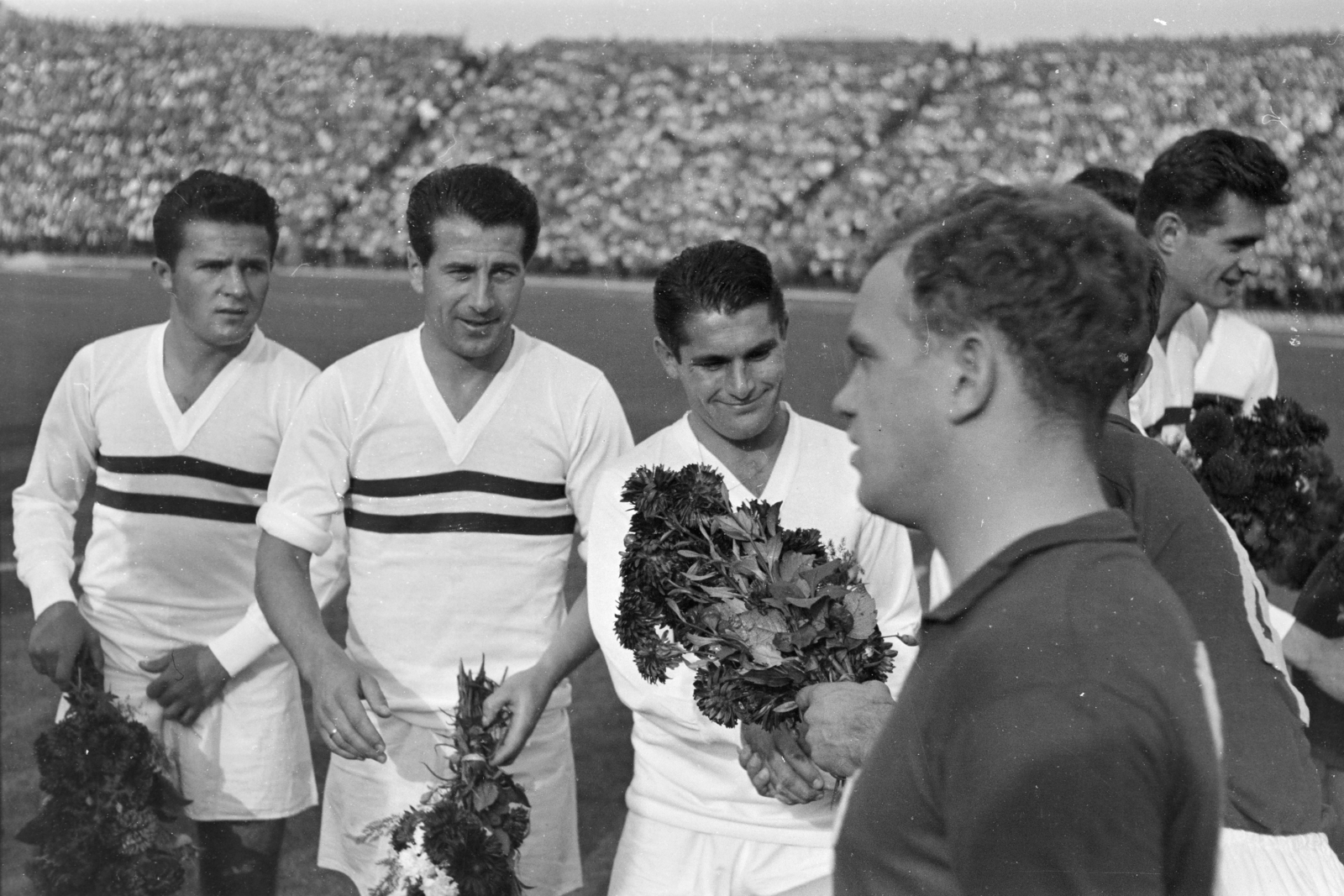 Hungary, Népstadion, Budapest XIV., 1957. szeptember 22. Magyarország - Szovjetunió 1:2, barátságos válogatott labdarúgó-mérkőzés. Lenkei, Bozsik, Sándor és Mátrai virágcsokrot cserélnek a szovjet játékosokkal., 1957, Faragó György, Budapest, football, bouquet, Fortepan #261945