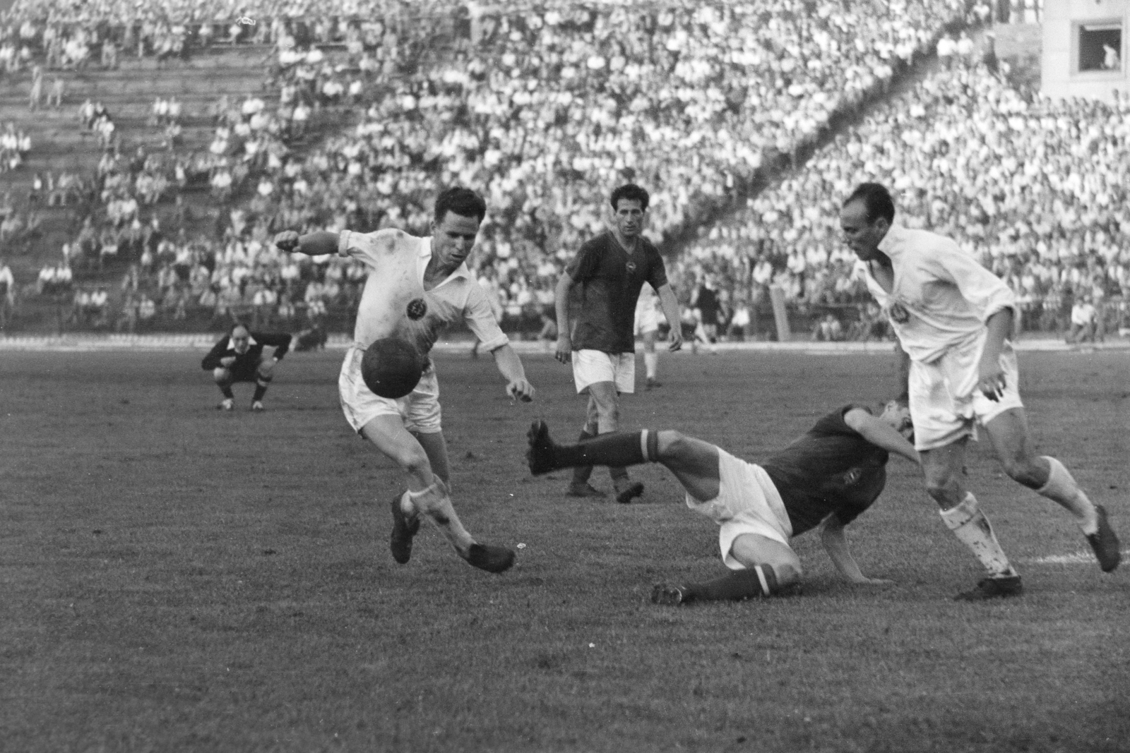 Hungary, Népstadion, Budapest XIV., 1957. június 23. Magyarország - Bulgária 4:1, világbajnoki selejtező, válogatott labdarúgó-mérkőzés. Kotász próbálja megállítani a bolgár támadókat, mögöttük Bozsik figyel., 1957, Faragó György, Budapest, celebrity, Fortepan #261956