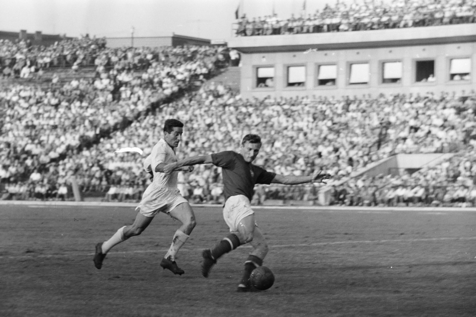 Magyarország, Népstadion, Budapest XIV., 1957. június 23. Magyarország - Bulgária 4:1, világbajnoki selejtező, válogatott labdarúgó-mérkőzés. Machos kapura lő., 1957, Faragó György, Budapest, labdarúgás, Fortepan #261957