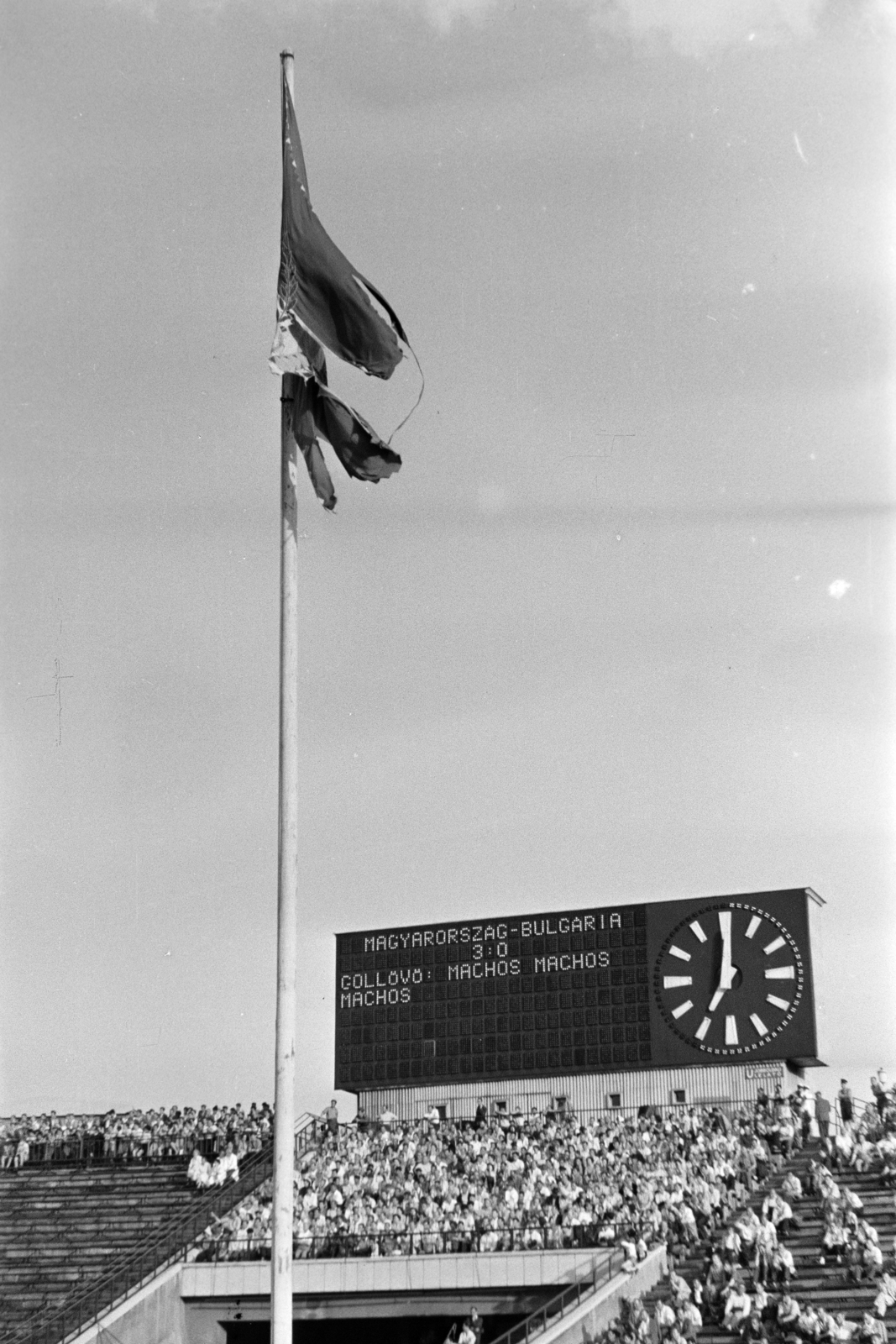 Hungary, Népstadion, Budapest XIV., 1957. június 23. Magyarország - Bulgária 4:1, világbajnoki selejtező, válogatott labdarúgó-mérkőzés., 1957, Faragó György, Budapest, public clock, flag pole, Fortepan #261958