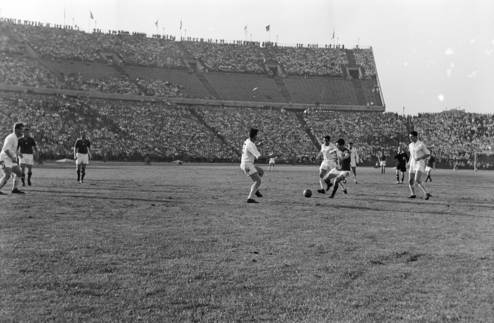 Hungary, Népstadion, Budapest XIV., 1957. június 23. Magyarország - Bulgária 4:1, világbajnoki selejtező, válogatott labdarúgó-mérkőzés. Bozsik kapura lő, balra Tichy és Hidegkuti beavatkozásra készen figyel., 1957, Faragó György, Budapest, football, auditorium, Fortepan #261960