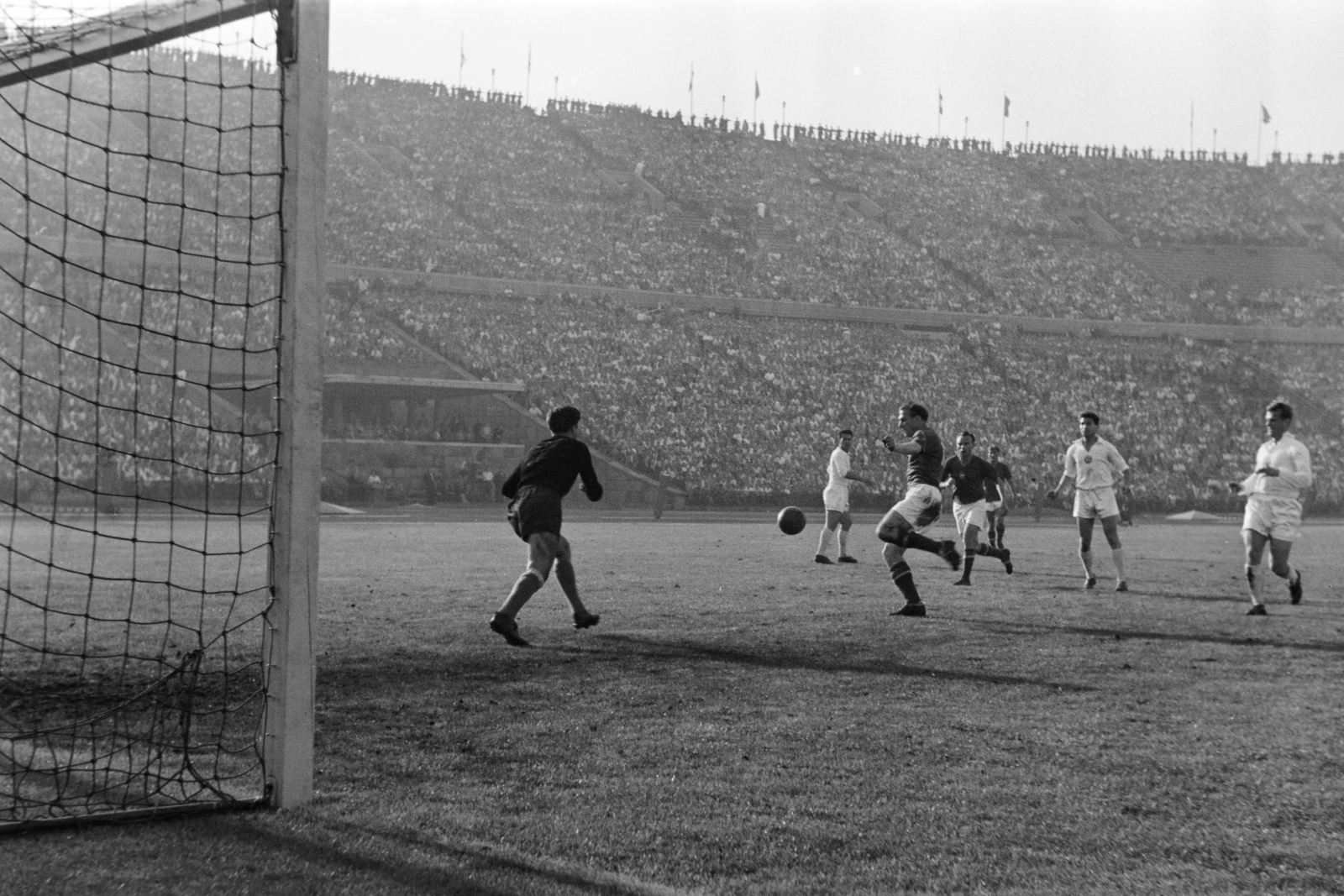 Hungary, Népstadion, Budapest XIV., 1957. június 23. Magyarország - Bulgária 4:1, világbajnoki selejtező, válogatott labdarúgó-mérkőzés. Hidegkuti elől megszerzi a labdát a bolgár kapus, hátrább Tóth II és Tichy., 1957, Faragó György, Budapest, football, Fortepan #261961