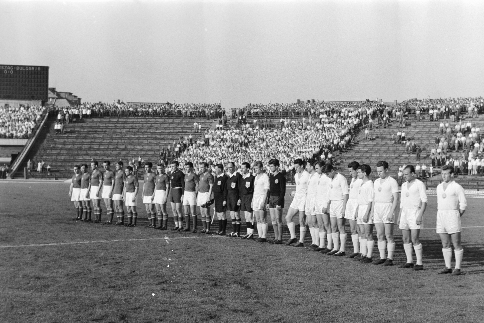 Magyarország, Népstadion, Budapest XIV., 1957. június 23. Magyarország - Bulgária 4:1, világbajnoki selejtező, válogatott labdarúgó-mérkőzés., 1957, Faragó György, Budapest, nézőtér, futballcsapat, sportbíró, Fortepan #261963