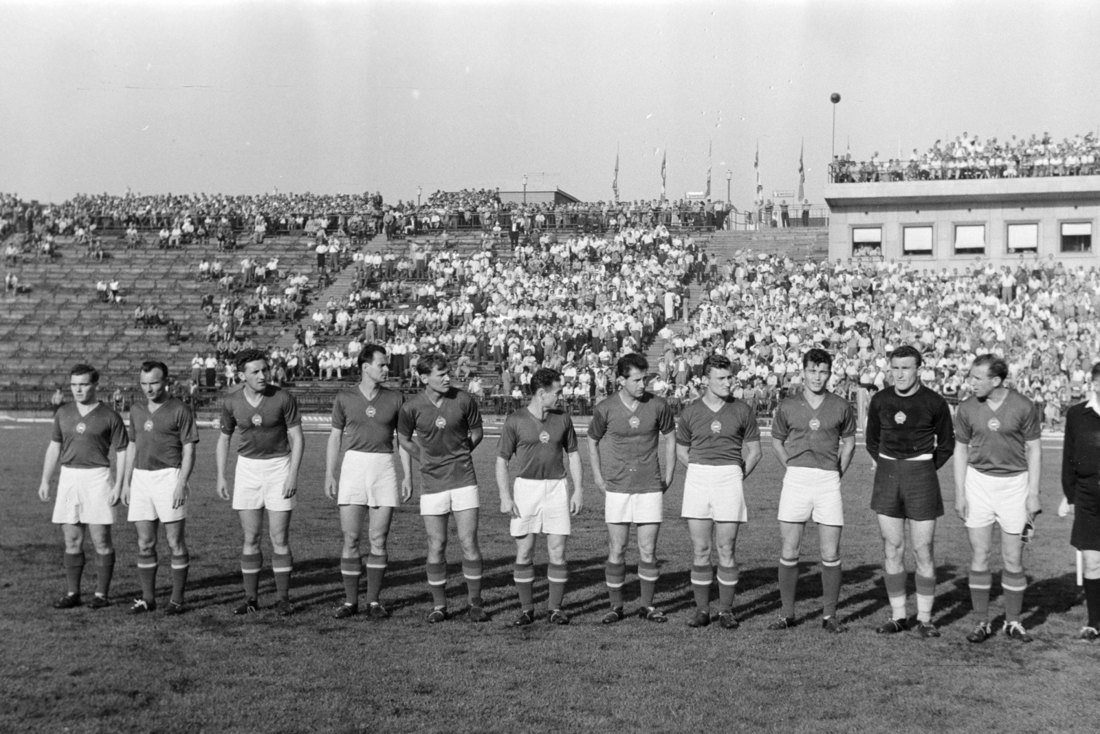 Hungary, Népstadion, Budapest XIV., 1957. június 23. Magyarország - Bulgária 4:1, világbajnoki selejtező, válogatott labdarúgó-mérkőzés. A magyar csapat: Berendi Pál, Tóth II József, Várhidi Pál, Kárpáti Béla, Tichy Lajos, Tóth Mihály, Bozsik József, Machos Ferenc, Kotász Antal, Faragó Lajos, Hidegkuti Nándor., 1957, Faragó György, Budapest, celebrity, football, Fortepan #261964