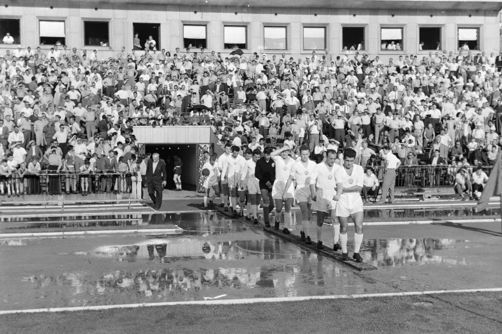 Hungary, Népstadion, Budapest XIV., 1957. június 23. Magyarország - Bulgária 4:1, világbajnoki selejtező, válogatott labdarúgó-mérkőzés. A felvétel a bolgár csapat bevonulásakor készült., 1957, Faragó György, Budapest, puddle, board, soccer team, Fortepan #261965