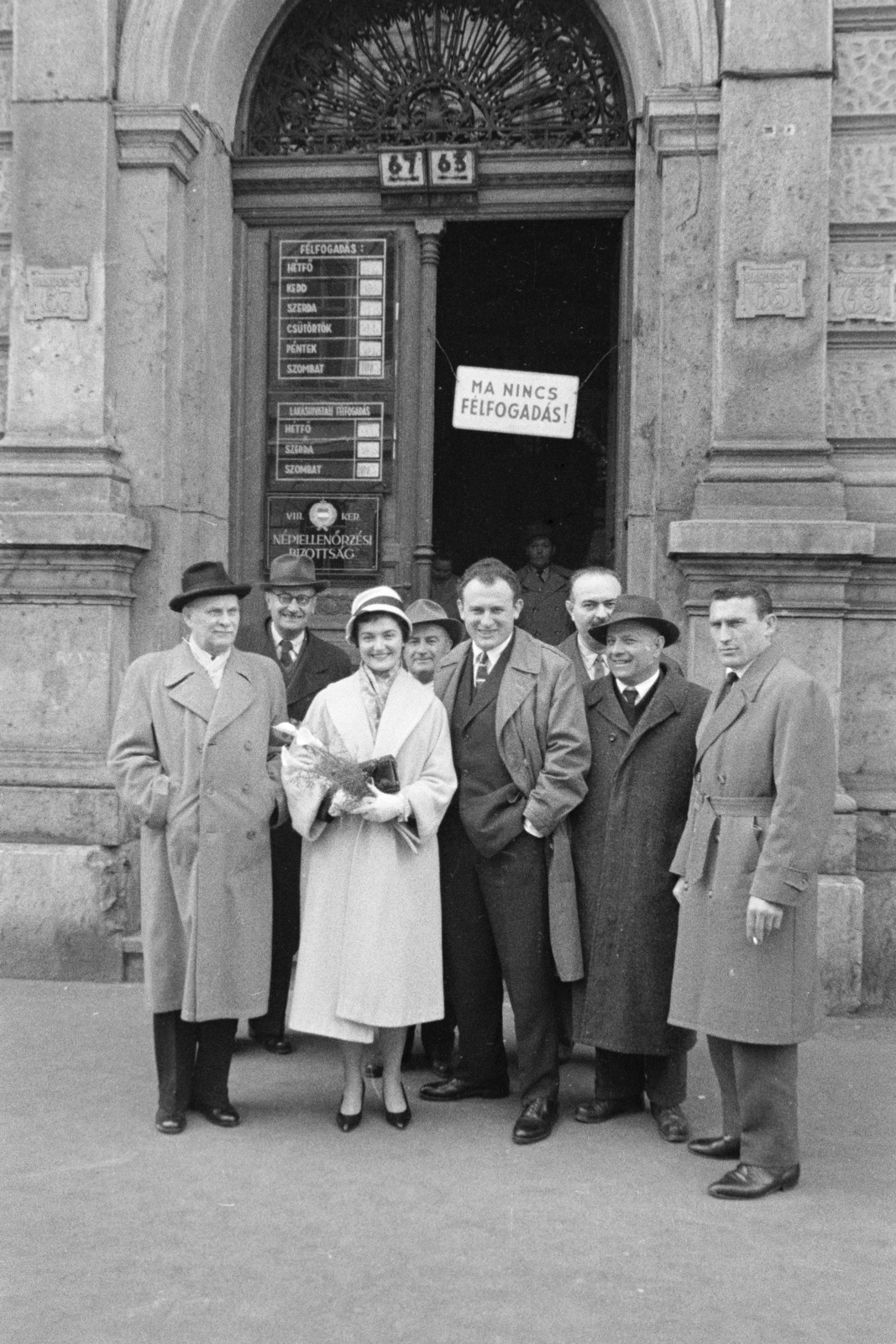 Magyarország, Budapest VIII., Baross utca 63-67., a felvétel a Kerületi Tanács (később Polgármesteri Hivatal) kapujában készült., 1963, Faragó György, Budapest, Fortepan #261968