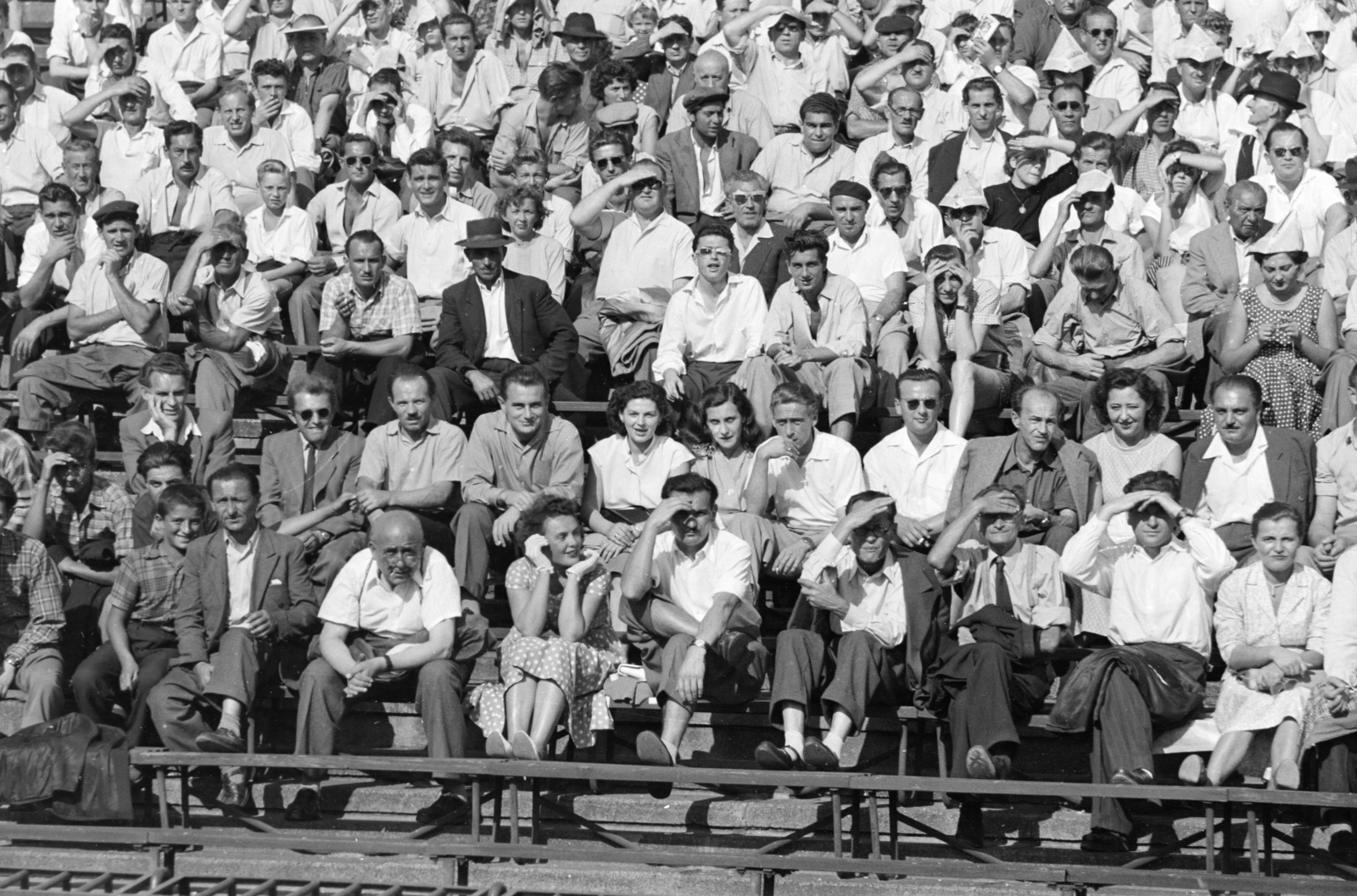 Magyarország, Népstadion, Budapest XIV., 1957. október 20., Vasas - Bp. Honvéd 2:1 (0:0), a mérkőzés nézőközönsége., 1957, Faragó György, Best of, nézőtér, néző, bámészkodás, Budapest, Fortepan #261970