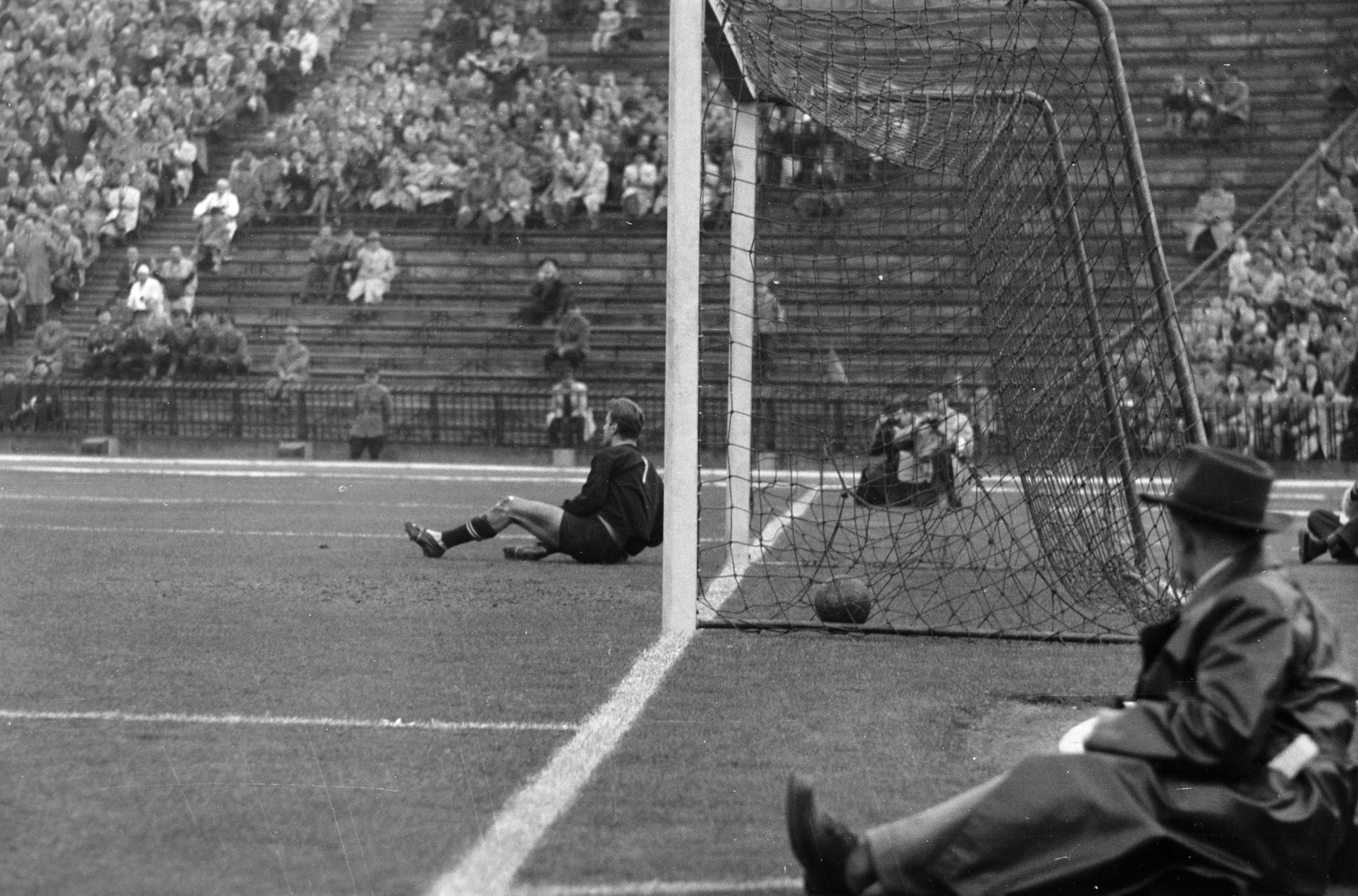 Hungary, Népstadion, Budapest XIV., 1957. október 20., Vasas - Bp. Honvéd 2:1 (0:0), a Vasas kapusa Kovalik nem tudta a lövést hárítani (0:1)., 1957, Faragó György, soccer ball, auditorium, goalkeeper, Budapest, Fortepan #261973