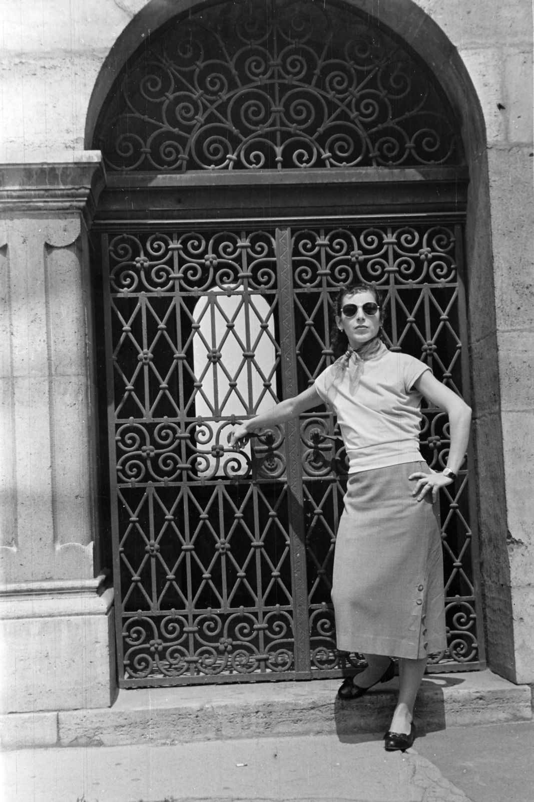 Hungary, Budapest I., Szentháromság tér, a felvétel a Halászbástyánál készült., 1960, Faragó György, Budapest, lady, shades, forged steel door, Fortepan #261977