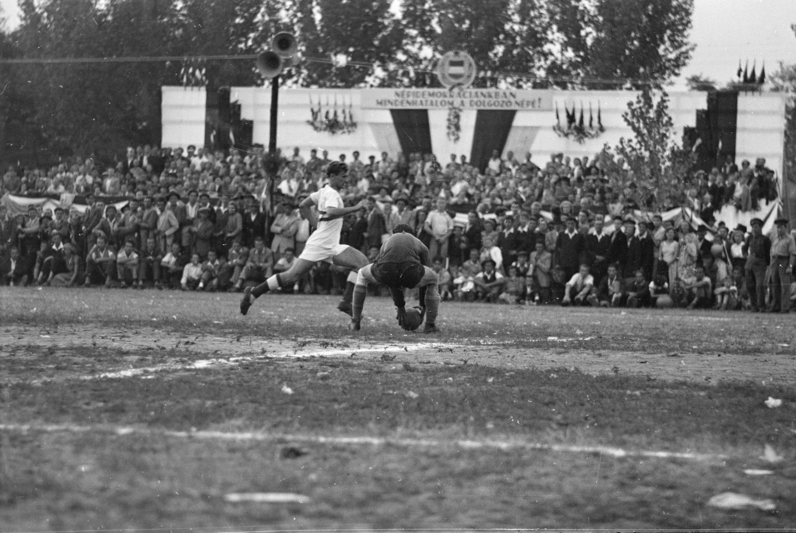 1960, Faragó György, auditorium, football, goalkeeper, ball, slogan, Fortepan #261980
