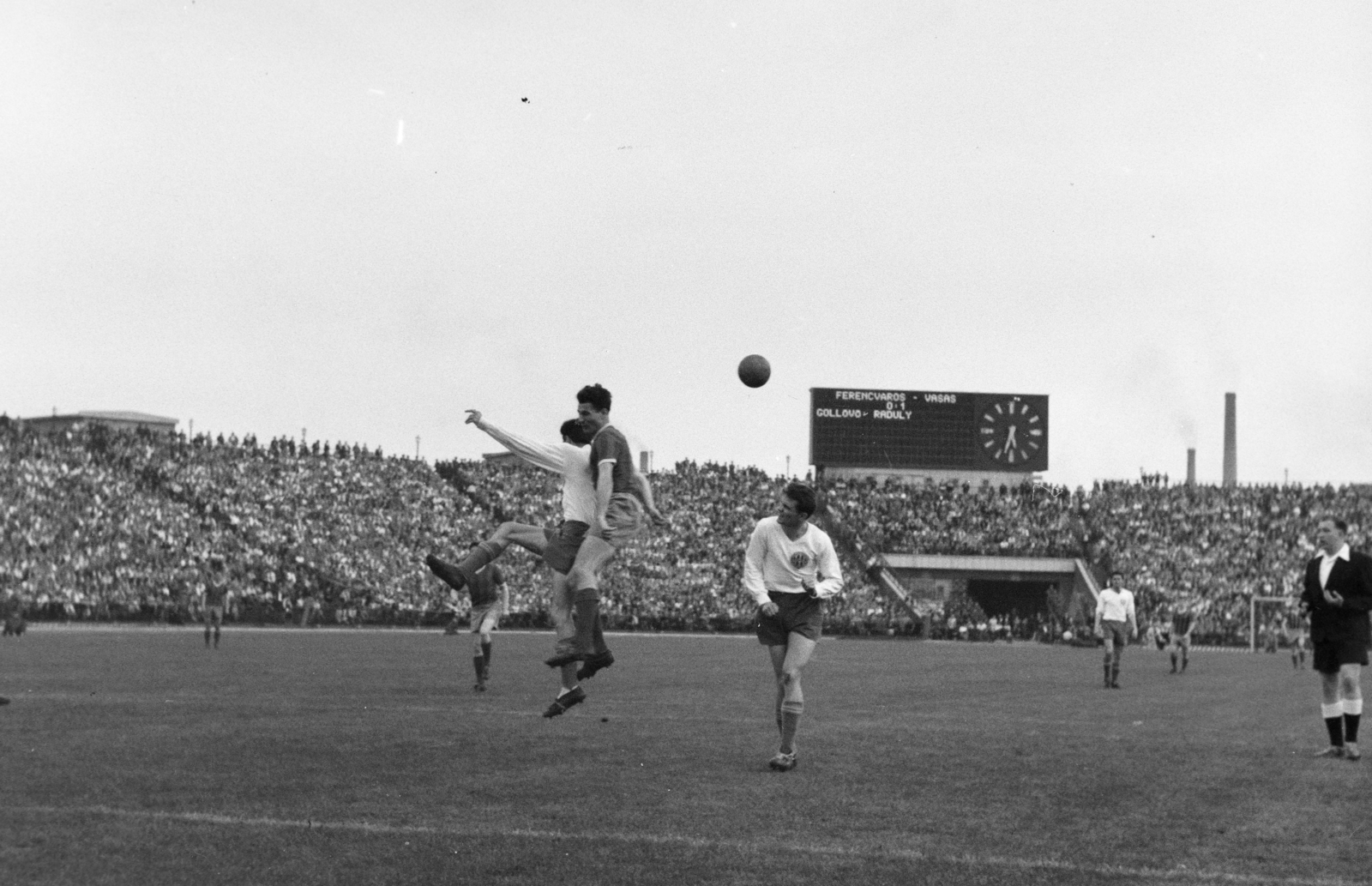 Magyarország, Népstadion, Budapest XIV., 1957. április 28. Ferencváros - Vasas 1:1, bajnoki labdarúgó-mérkőzés, szemben Mátrai Sándor., 1957, Faragó György, stadion, focilabda, futballpálya, eredményjelző, Budapest, Fortepan #261994