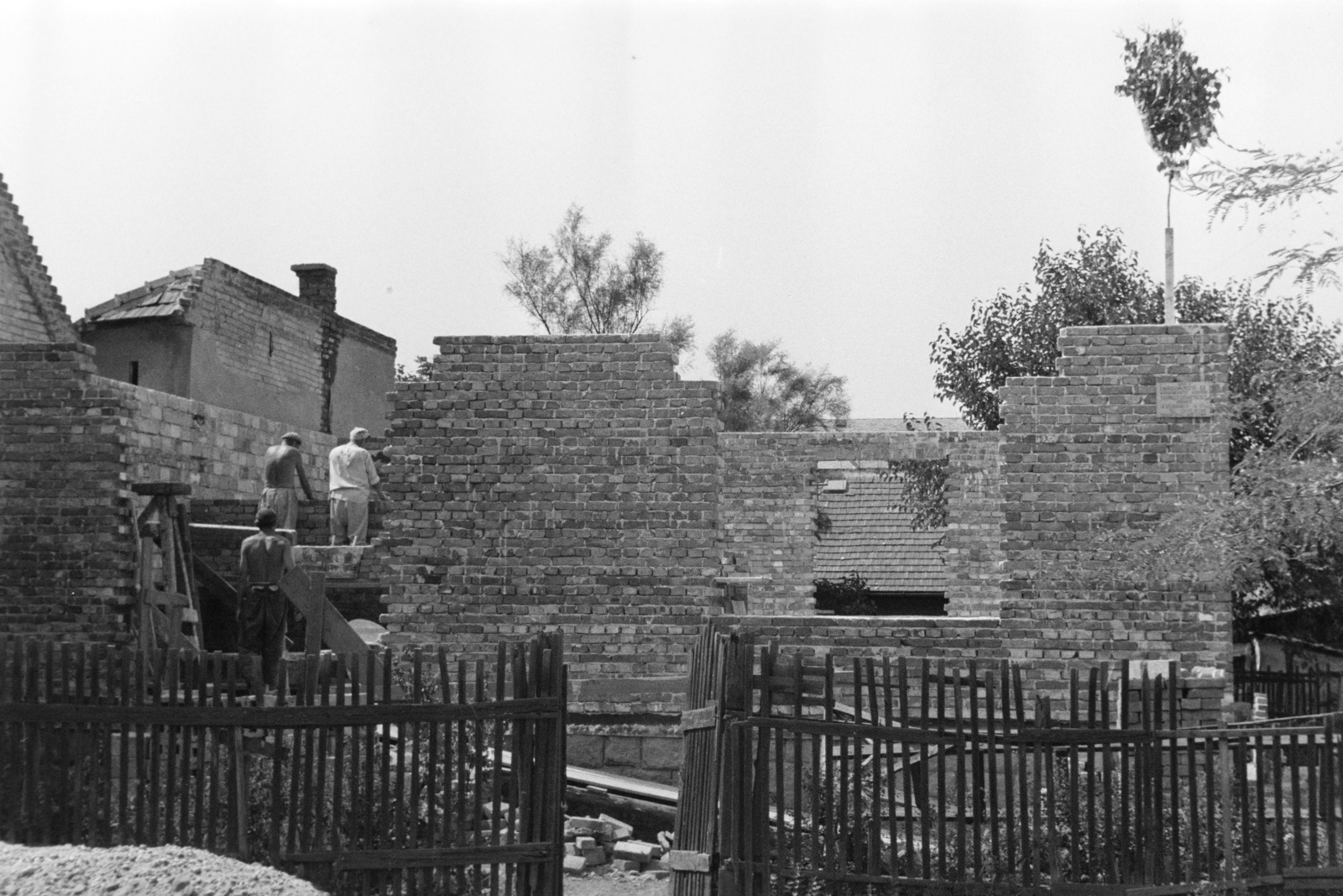 1961, Faragó György, construction, brick, fence, maypole, Fortepan #261996