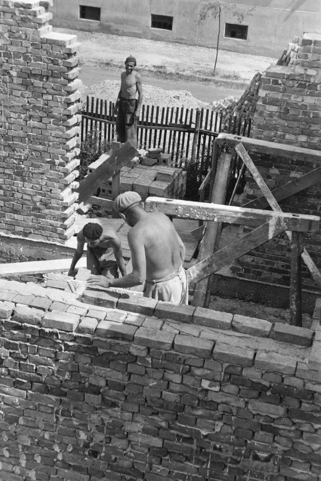 1961, Faragó György, építkezés, kőműves, tégla, állvány, svájcisapka, kerítés, Fortepan #261998