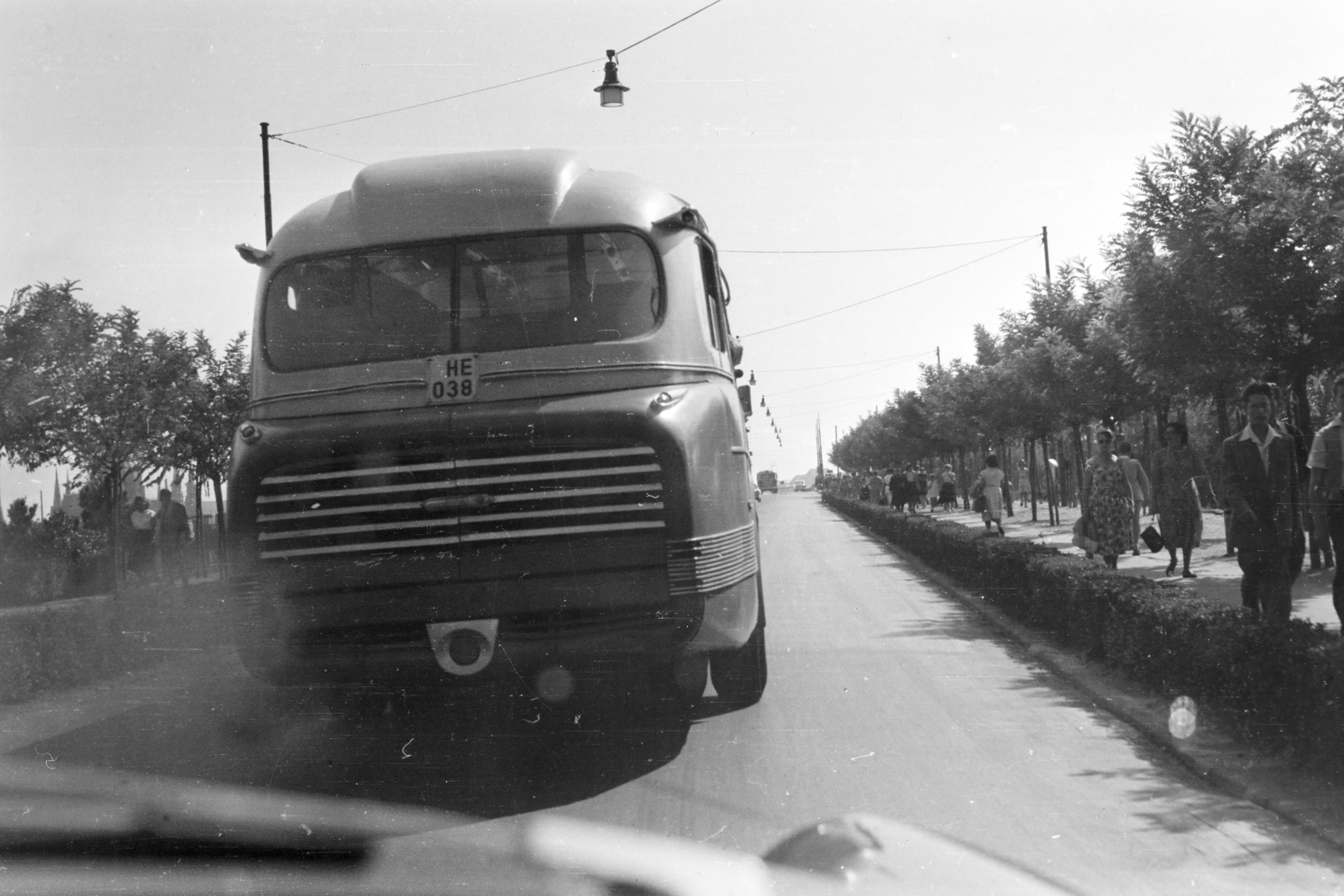 Hungary, Margit Islands, Budapest, a szigeti lejáró a Margit híd felé nézve., 1958, Faragó György, alley, number plate, bus, Fortepan #262009