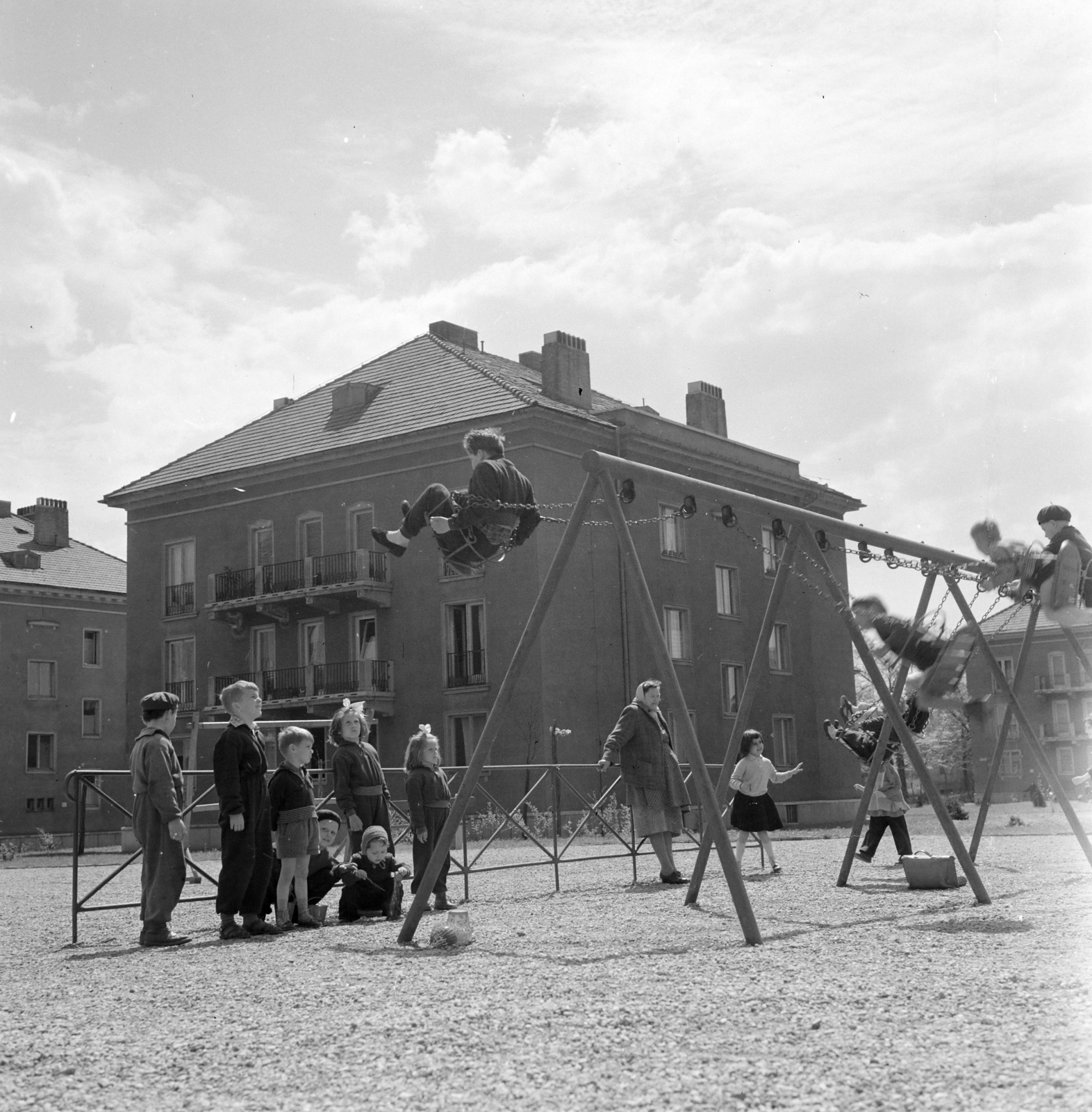 Hungary, Budapest XIV., park a Laky Adolf utca és az Uzsoki utca között területen, háttérben a Laky Adolf utca 55. számú ház., 1962, Faragó György, swing, playground, kids, Budapest, Fortepan #262023