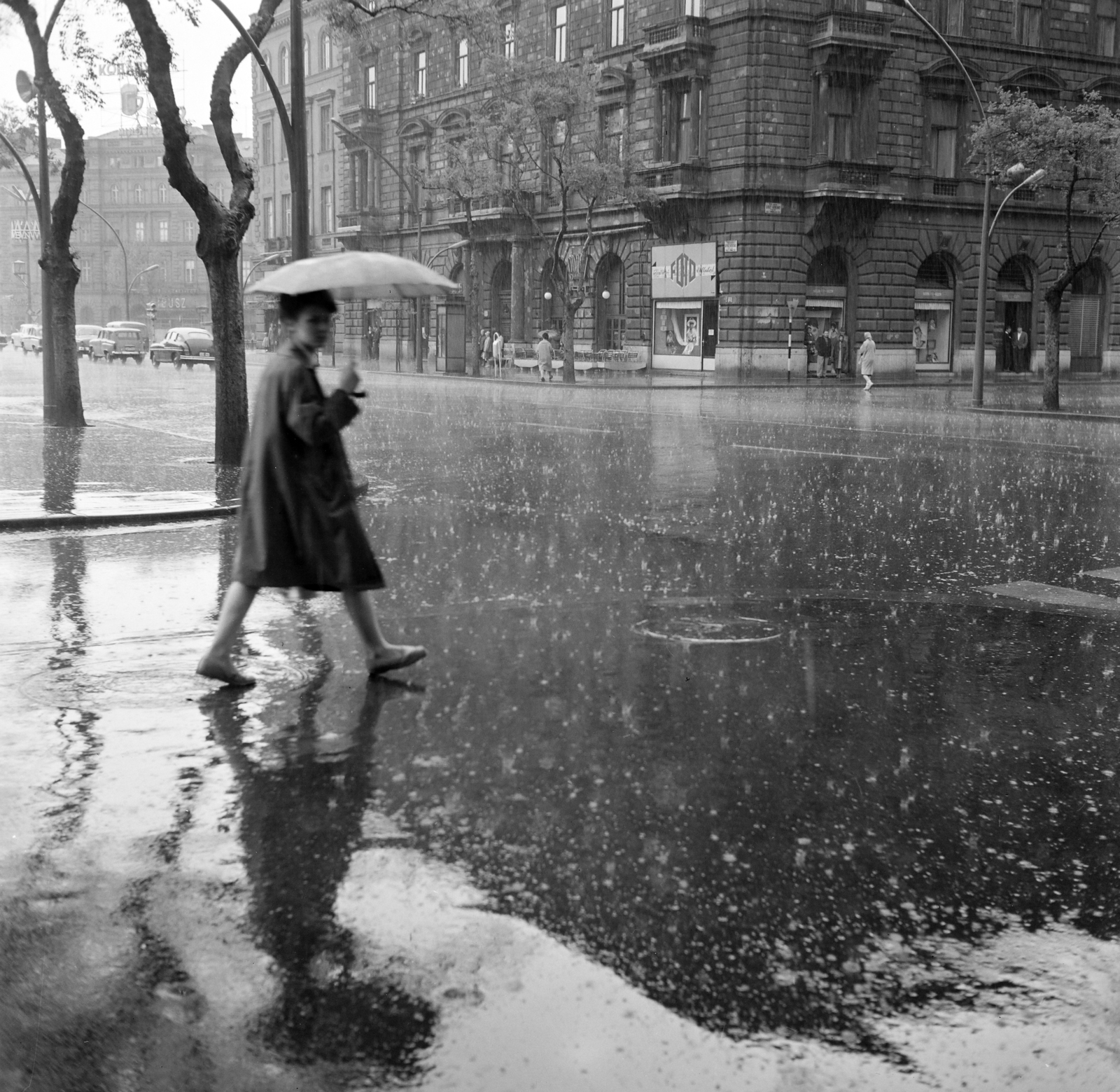 Hungary, Budapest VI., Andrássy út (Népköztársaság útja) a Jókai térnél, szemben a Liszt Ferenc tér, balra az Oktogon (November 7. tér)., 1966, Faragó György, Budapest, rain, traffic, Fortepan #262033