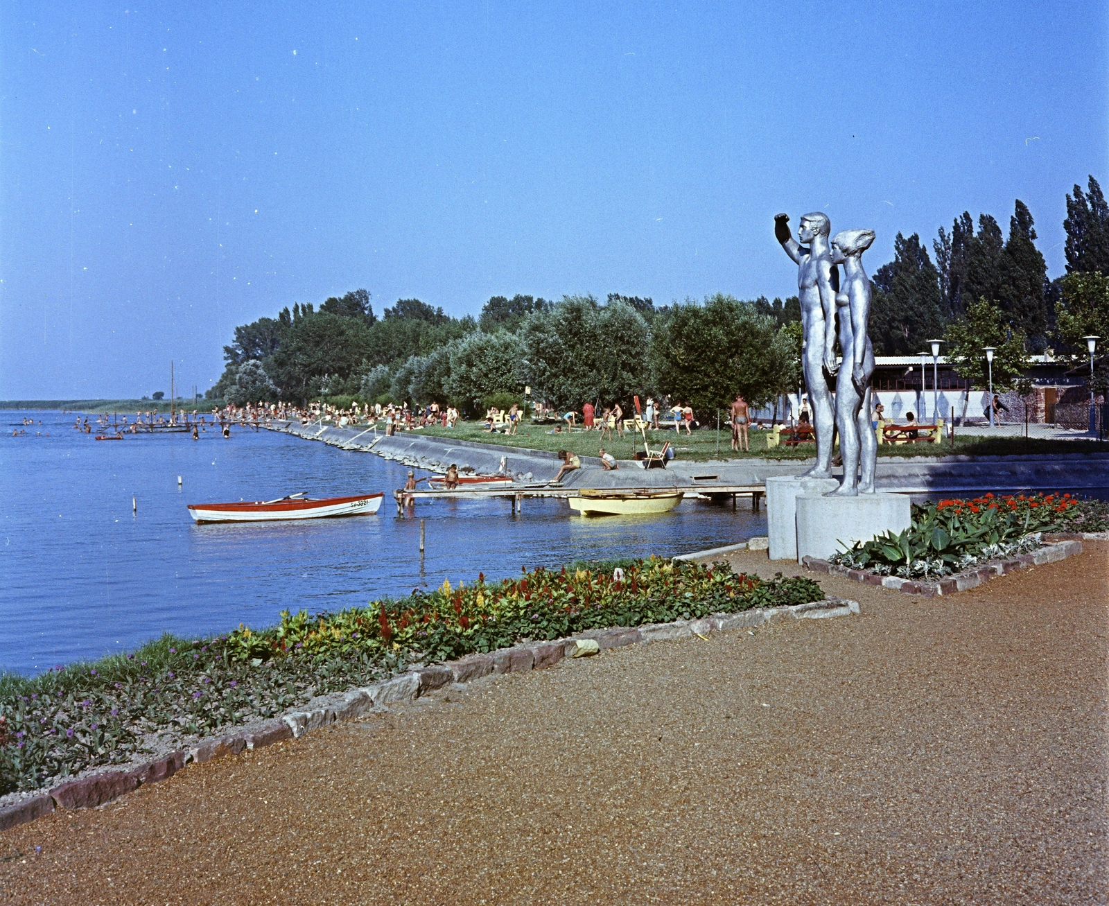 Hungary,Lake Balaton, Fonyód, Kiss István Emberpár (1960) című szobra a parton., 1963, Faragó György, colorful, Fortepan #262052