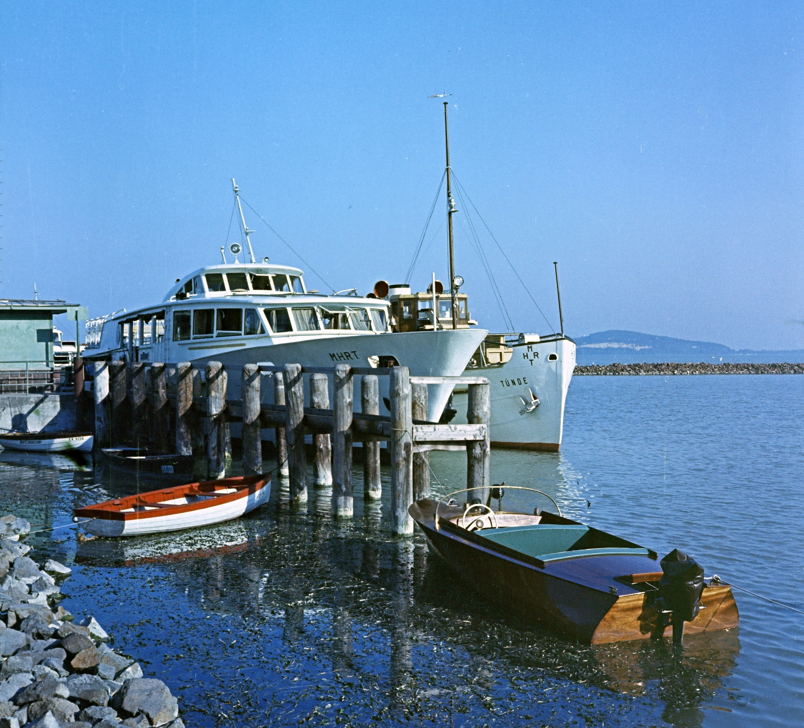 Hungary,Lake Balaton, Badacsonytomaj,Badacsony, a Hévíz vízibusz és Tünde motoros személyhajó a kikötőben. Távolban a túlparton Fonyód., 1963, Faragó György, boat station, water bus, Tünde ship, Fortepan #262054