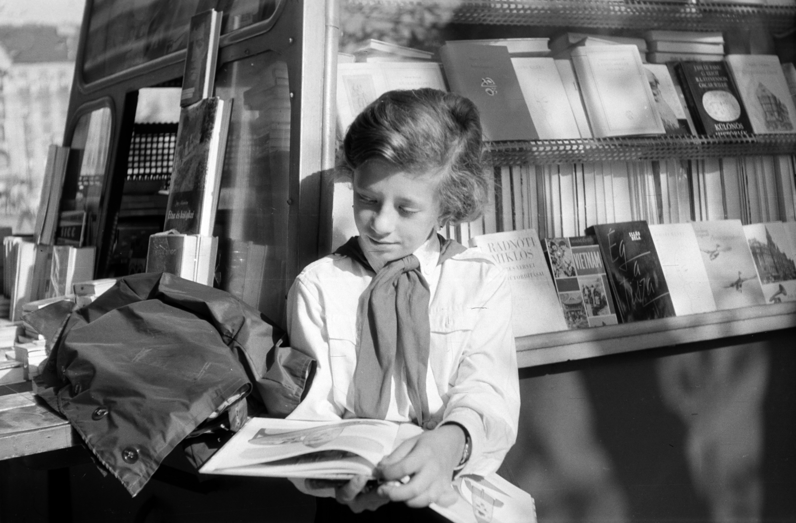 Hungary, Budapest XI., könyvárusító pavilon a Bartók Béla út 51. számú ház előtt. Háttérben a Móricz Zsigmond körtér, 1965, Gyulai Gaál Krisztián, Show window, reading, book store, pioneer, Budapest, staged, Fortepan #262067