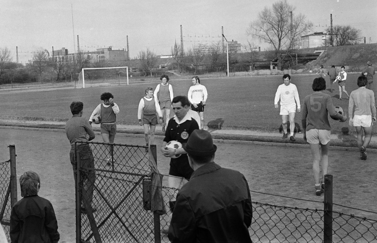 Hungary, People's Park, Budapest X., az FTC edzőpályája, jobbra fehér szerelésben Novák Dezső., 1971, Gyulai Gaál Krisztián, Budapest, fence, soccer field, nylon fabric jacket, football, honey, soccer team, judge, soccer ball, Fortepan #262082