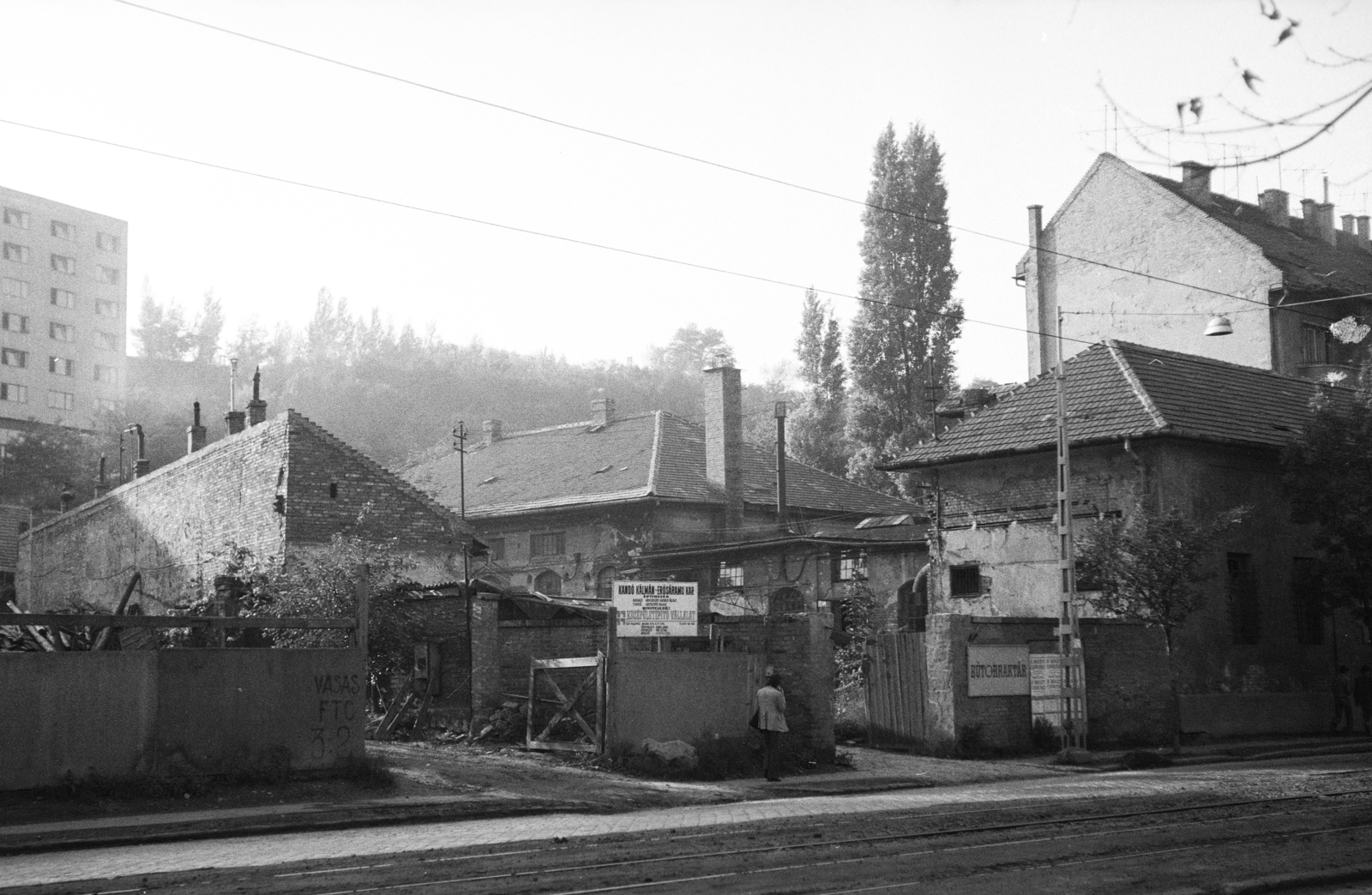 Magyarország, Óbuda, Budapest III., Bécsi út, balra a kapu a 94-96. szám alatti területre, a Kandó Kálmán Villamosipari Műszaki Főiskola építkezésére vezet. Háttérben a Doberdó út 6., a Könnyűipari Műszaki Főiskola kollégiuma (később mindkettő az Óbudai Egyetem része)., 1977, Gyulai Gaál Krisztián, telephely, Budapest, Fortepan #262091