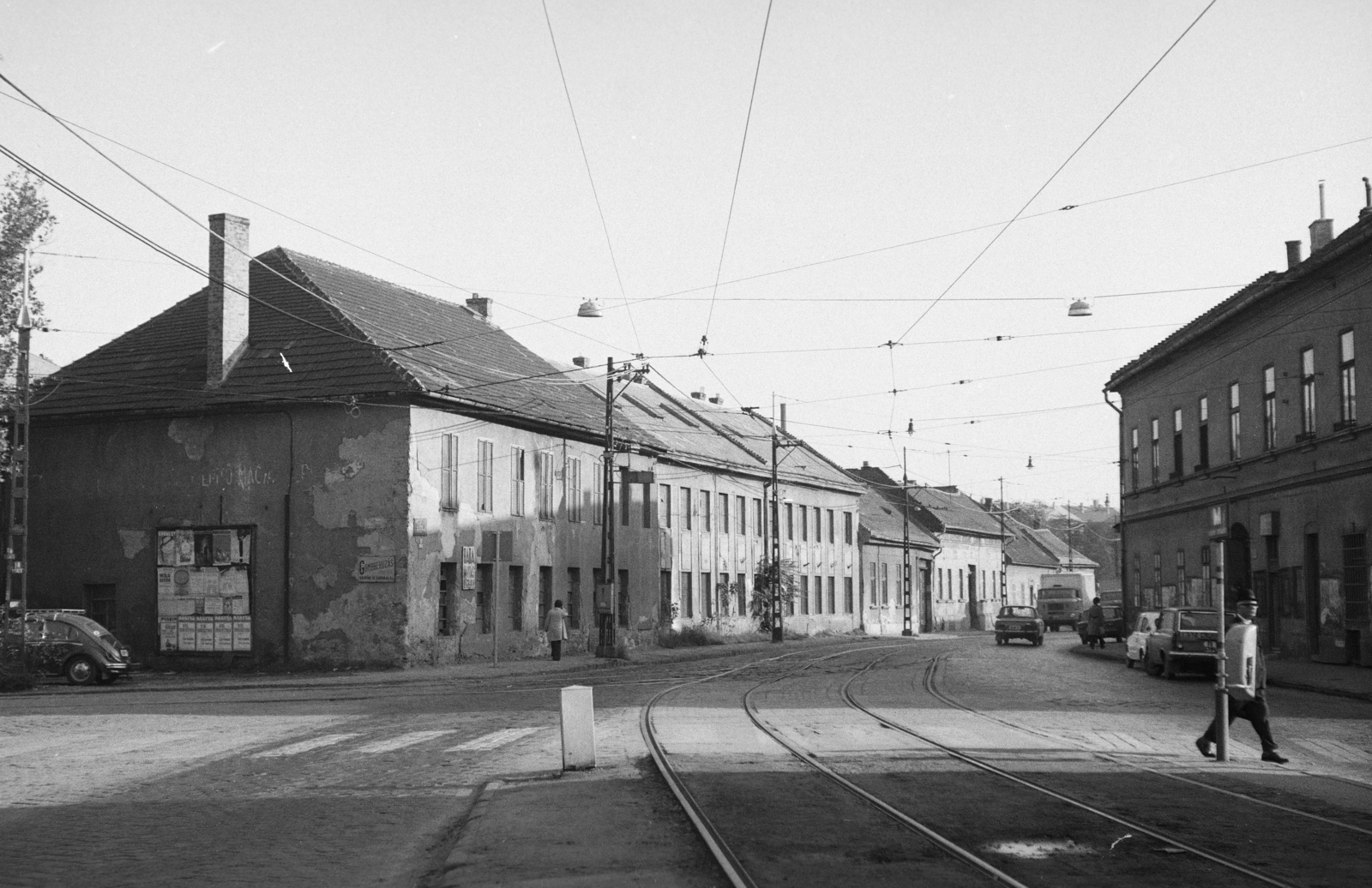 Hungary, Óbuda, Budapest III., Bécsi út, balra a Nagyszombat utca. A sarkon a Bécsi út 85. szám alatt az Iskolabútor- és Sportszergyár II. sz. telepe., 1977, Gyulai Gaál Krisztián, tram, Budapest, Fortepan #262094