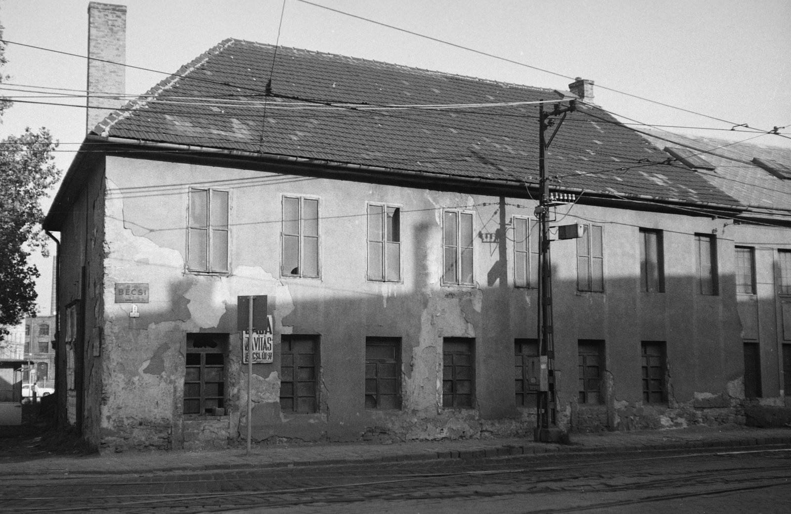 Hungary, Budapest III., Bécsi út, balra a Nagyszombat utca. A sarkon a Bécsi út 85. szám alatt az Iskolabútor- és Sportszergyár II. sz. telepe., 1977, Gyulai Gaál Krisztián, tram, Budapest, Fortepan #262097