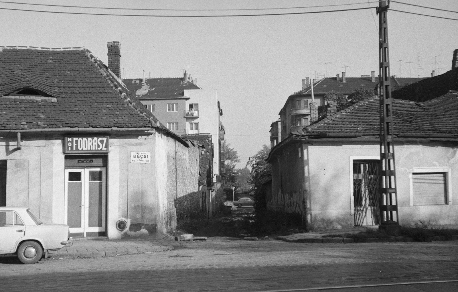 Hungary, Óbuda, Budapest III., Bécsi út, szemben a Dereglye utca., 1977, Gyulai Gaál Krisztián, tram, Budapest, hairdresser, Fortepan #262101