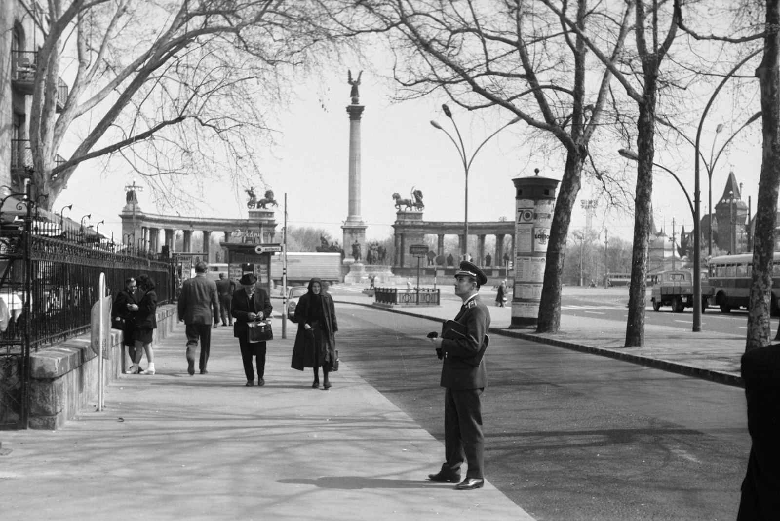 Hungary, Budapest VI.,Budapest XIV., Andrássy út (Népköztársaság útja), háttérben a Millenniumi emlékmű a Hősök terén., 1970, Gyulai Gaál Krisztián, Budapest, Fortepan #262116