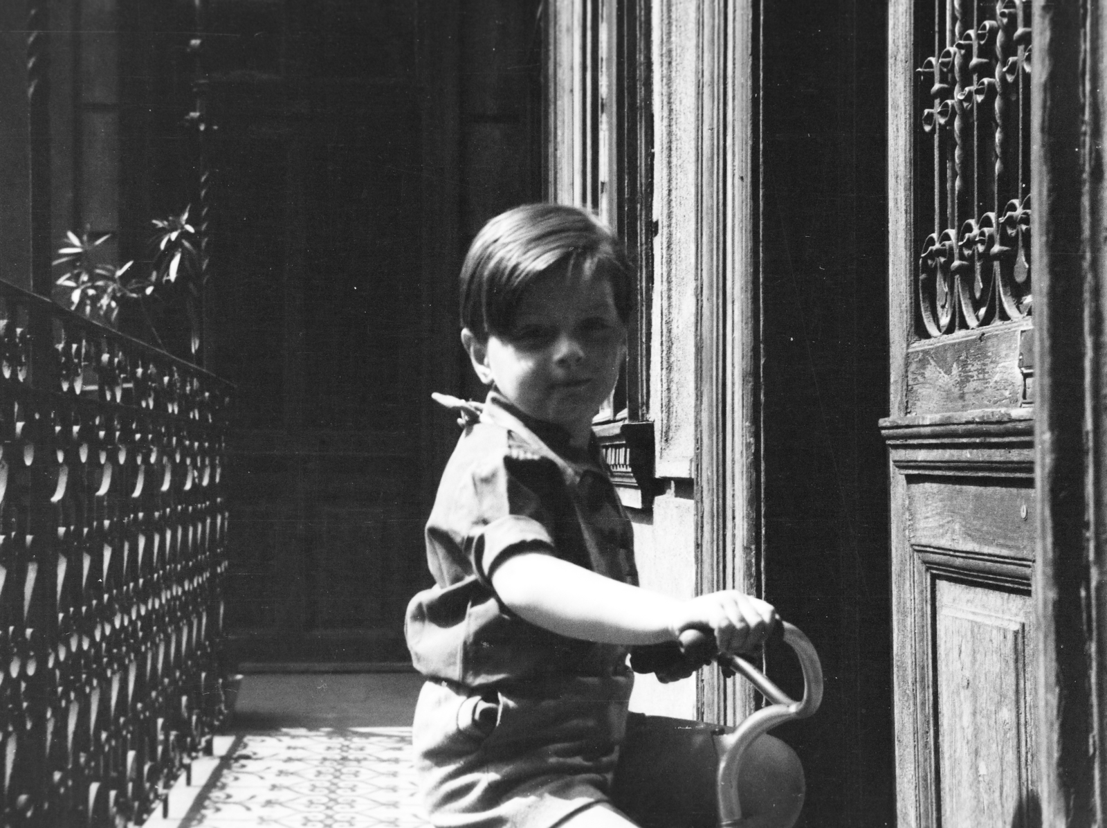 Hungary, Budapest VI., a felvétel a Jókai utca 1-es számú ház körfolyosóján készült., 1953, Gyulai Gaál Krisztián, smile, boy, bicycle, courtyard balcony, tricycle, Budapest, Fortepan #262136