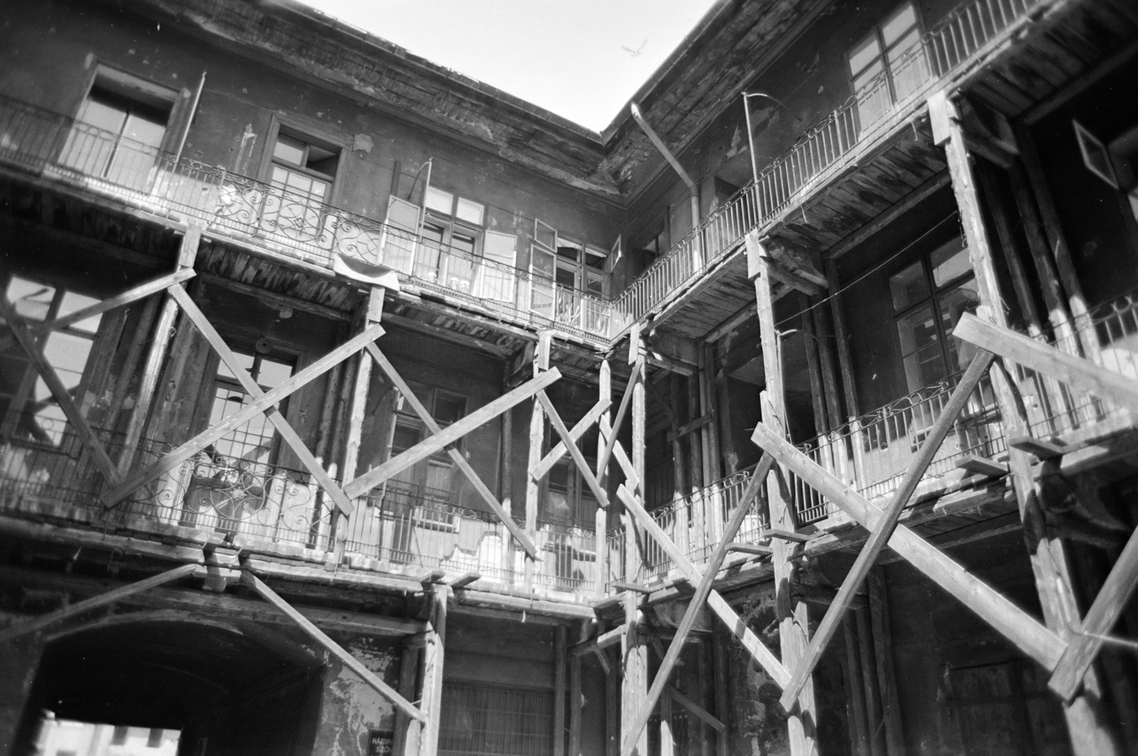 1962, Gyulai Gaál Krisztián, scaffolding, armouring, courtyard balcony, tenement house, Fortepan #262148