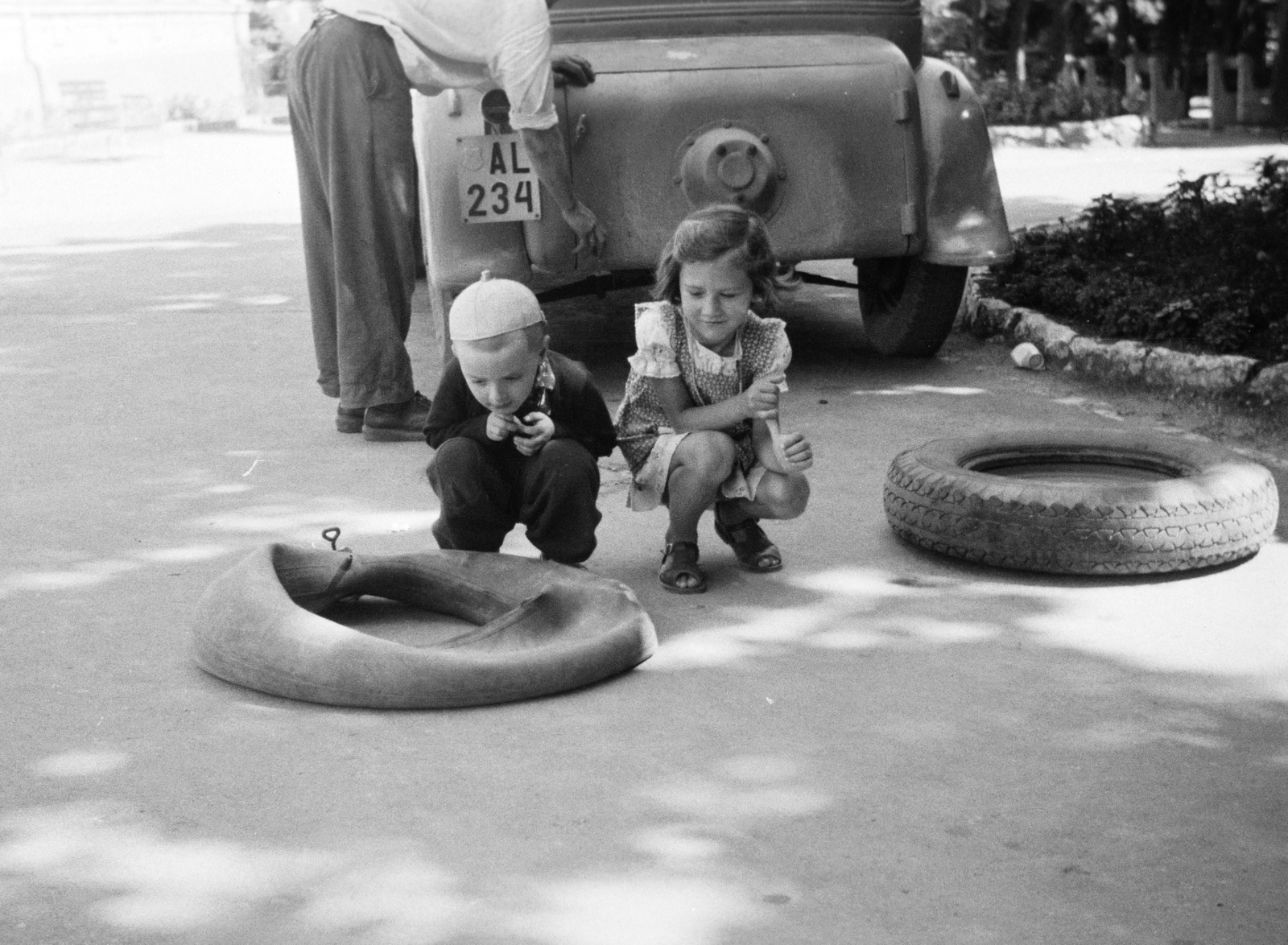 1953, Gyulai Gaál Krisztián, kids, flat tyre, number plate, beret, squatting, Fortepan #262162