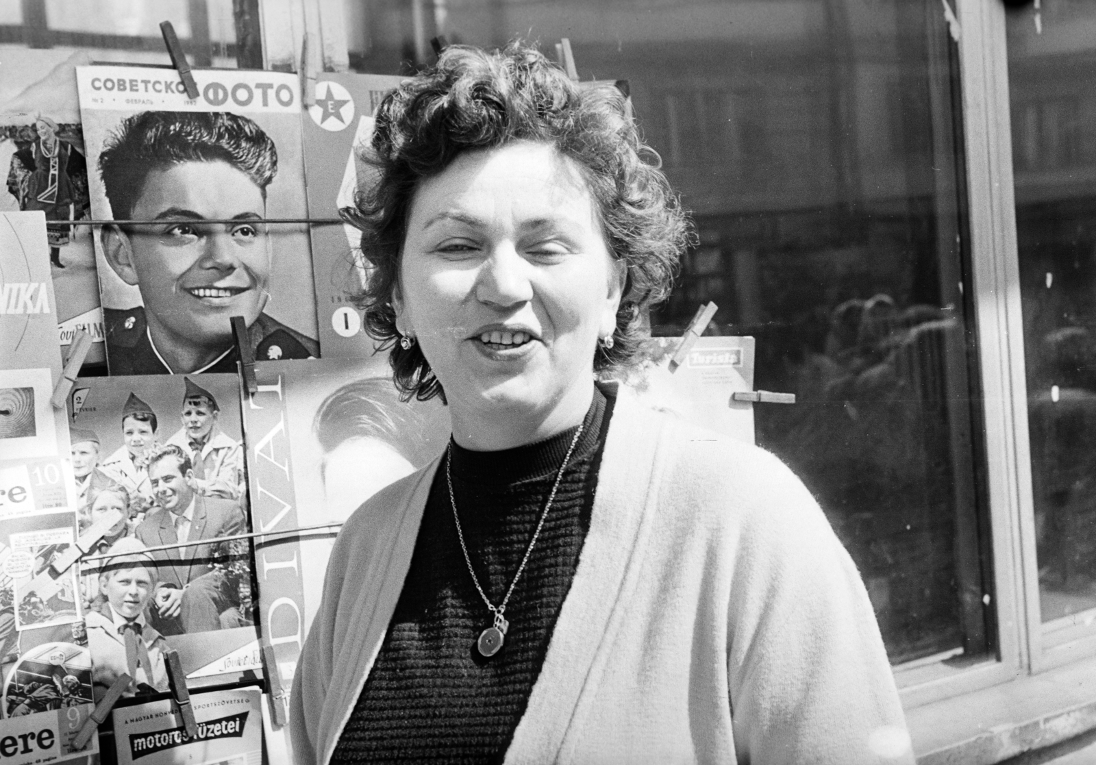 Hungary, 1962, Gyulai Gaál Krisztián, lady, cardigan, portrait, magazine holder, necklace, newspaper, newsstand, Fortepan #262165