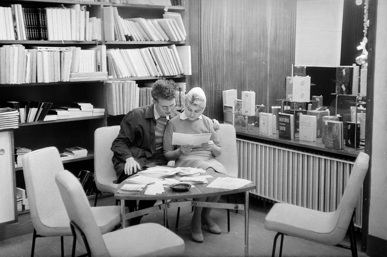 1963, Gyulai Gaál Krisztián, reading, Show window, shop interior, book store, Fortepan #262168
