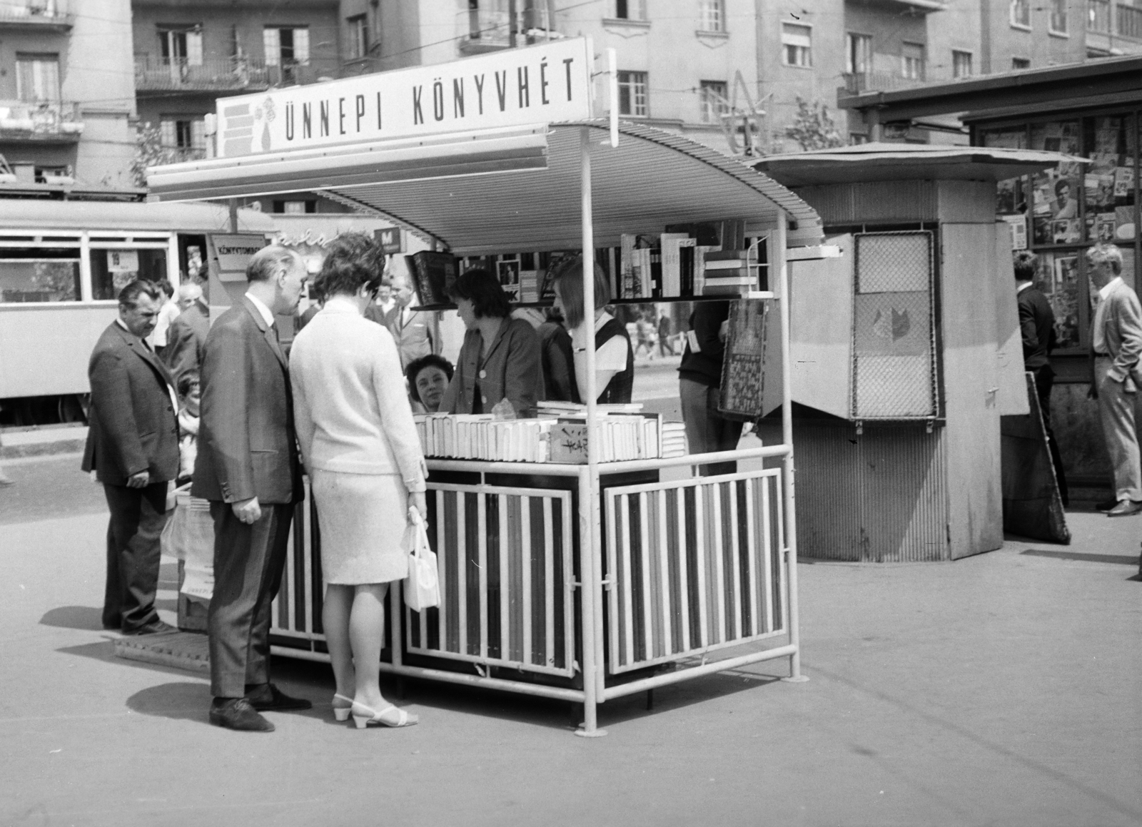 Magyarország, Budapest XI., Móricz Zsigmond körtér, az Ünnepi könyvhét pavilonja., 1968, Gyulai Gaál Krisztián, Budapest, könyvhét, pavilon, Fortepan #262182