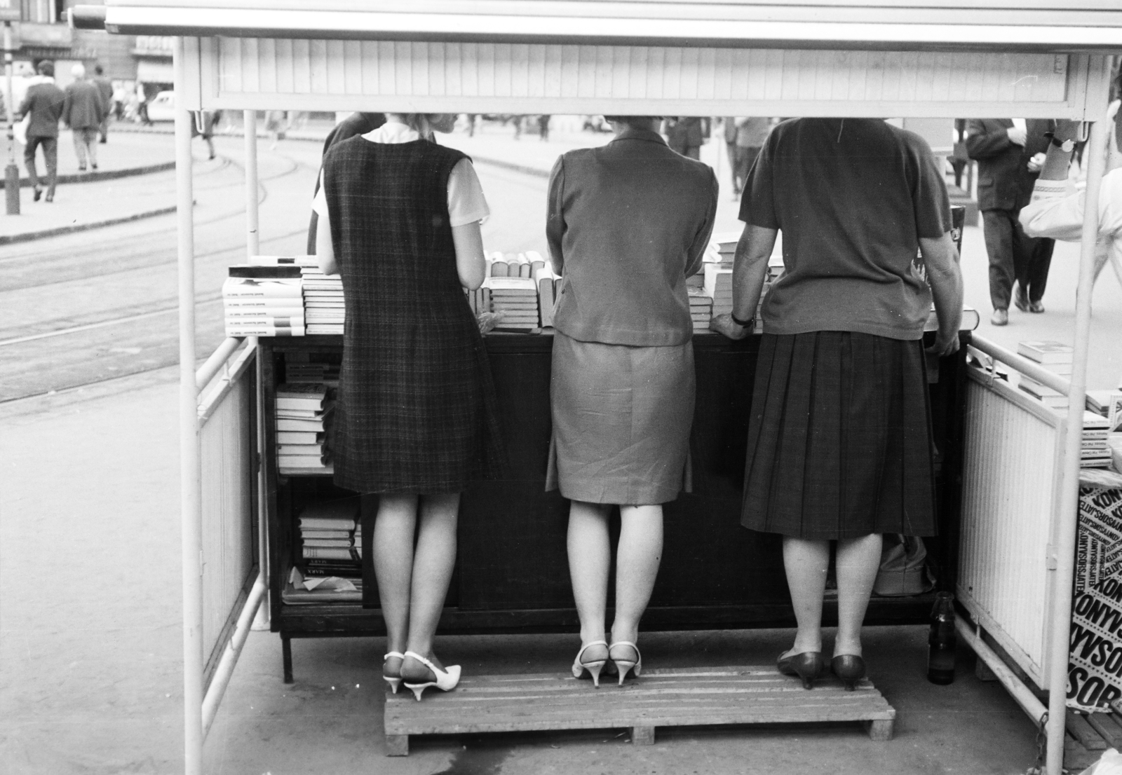 Hungary, Budapest XI., Móricz Zsigmond körtér, a felvétel az Ünnepi könyvhét pavilonja mögött készült., 1968, Gyulai Gaál Krisztián, Best of, Budapest, back, women, vendor, three people, Fortepan #262183
