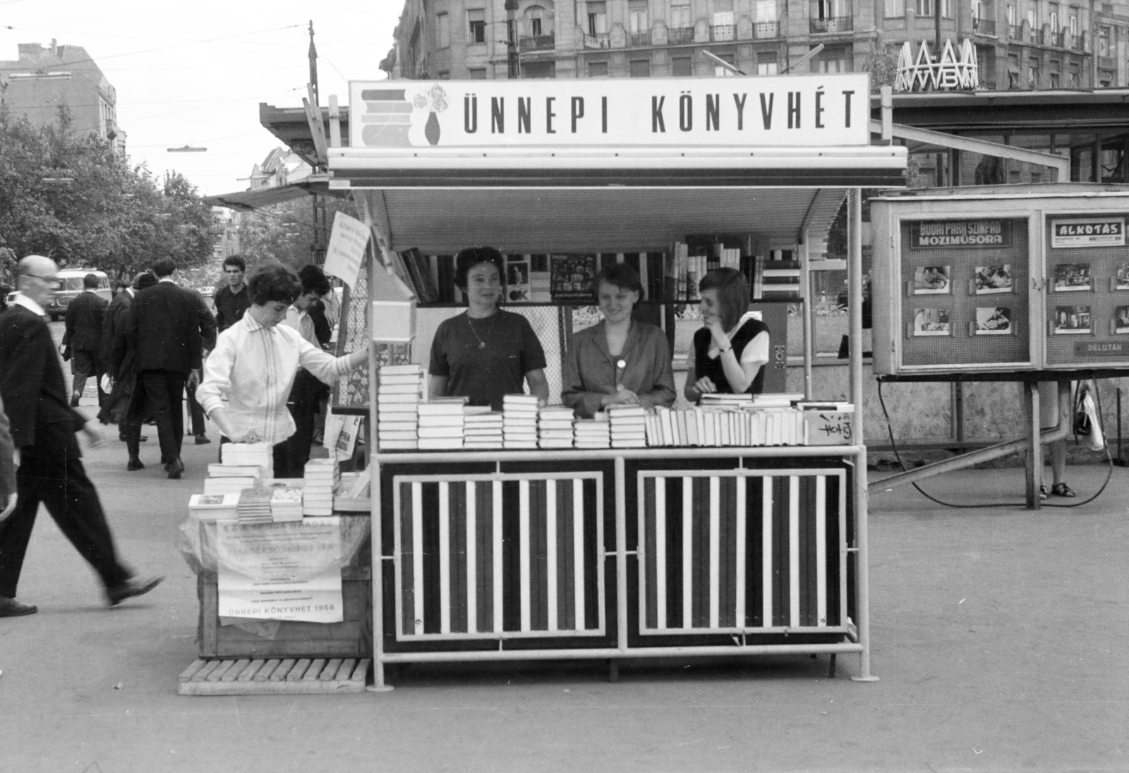 Magyarország, Budapest XI., Móricz Zsigmond körtér, az Ünnepi könyvhét pavilonja., 1968, Gyulai Gaál Krisztián, moziműsor, Budapest, pavilon, könyv, könyvhét, Fortepan #262184