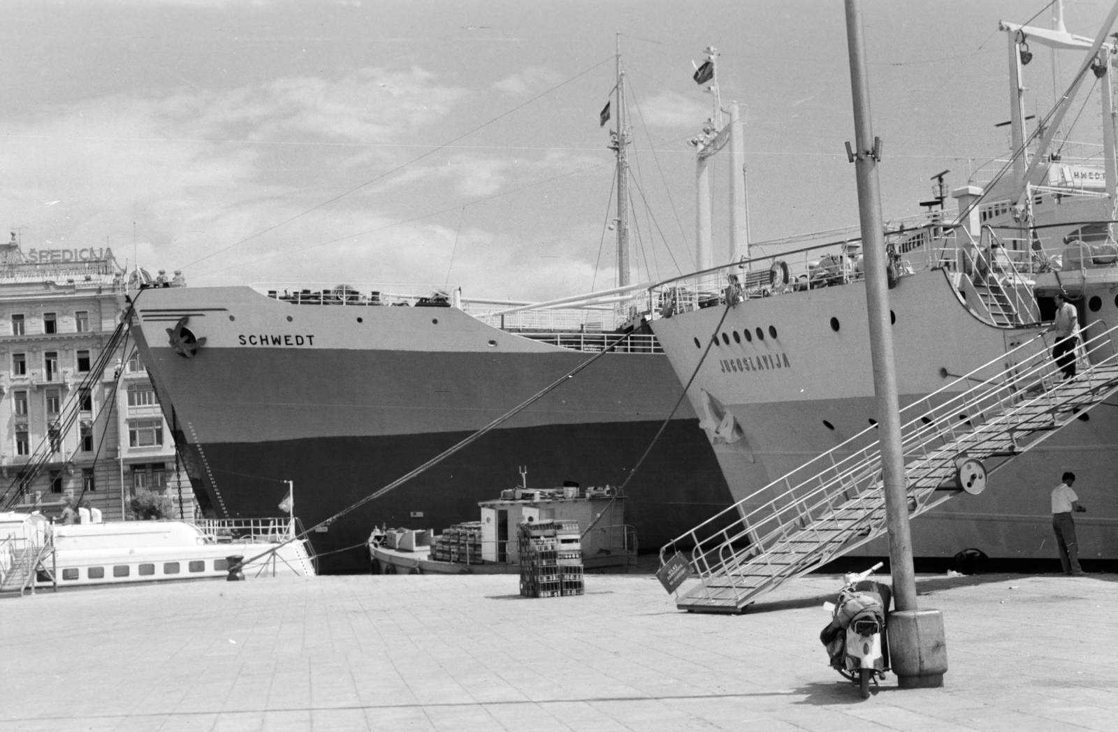 Croatia,Adriatic Sea, Rijeka, kikötő, a Schwedt tankhajó és a Jugoslavija tengerjáró hajó. Háttérben az Ulica Riva Boduli 1., 1967, Gyulai Gaál Krisztián, port, ship, motorcycle, Fortepan #262188