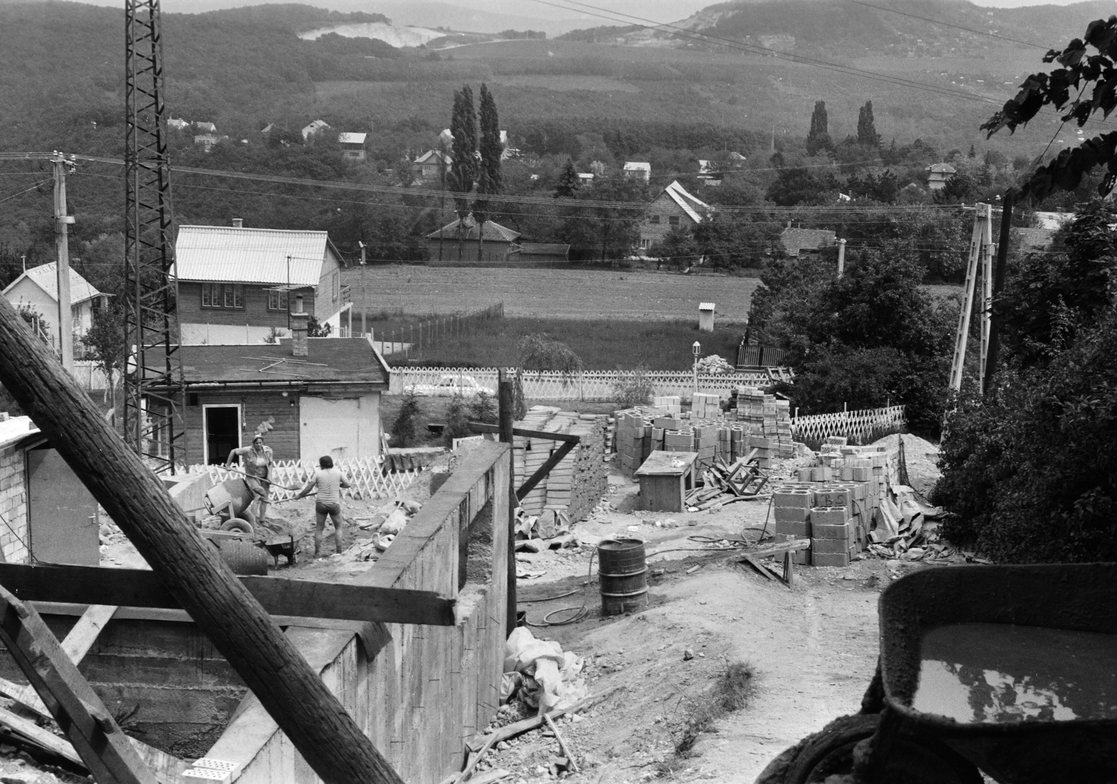 Magyarország, Budapest II., az Előd vezér utca 77. számú ház építkezése., 1983, Gyulai Gaál Krisztián, építkezés, építőanyag, Budapest, Fortepan #262190