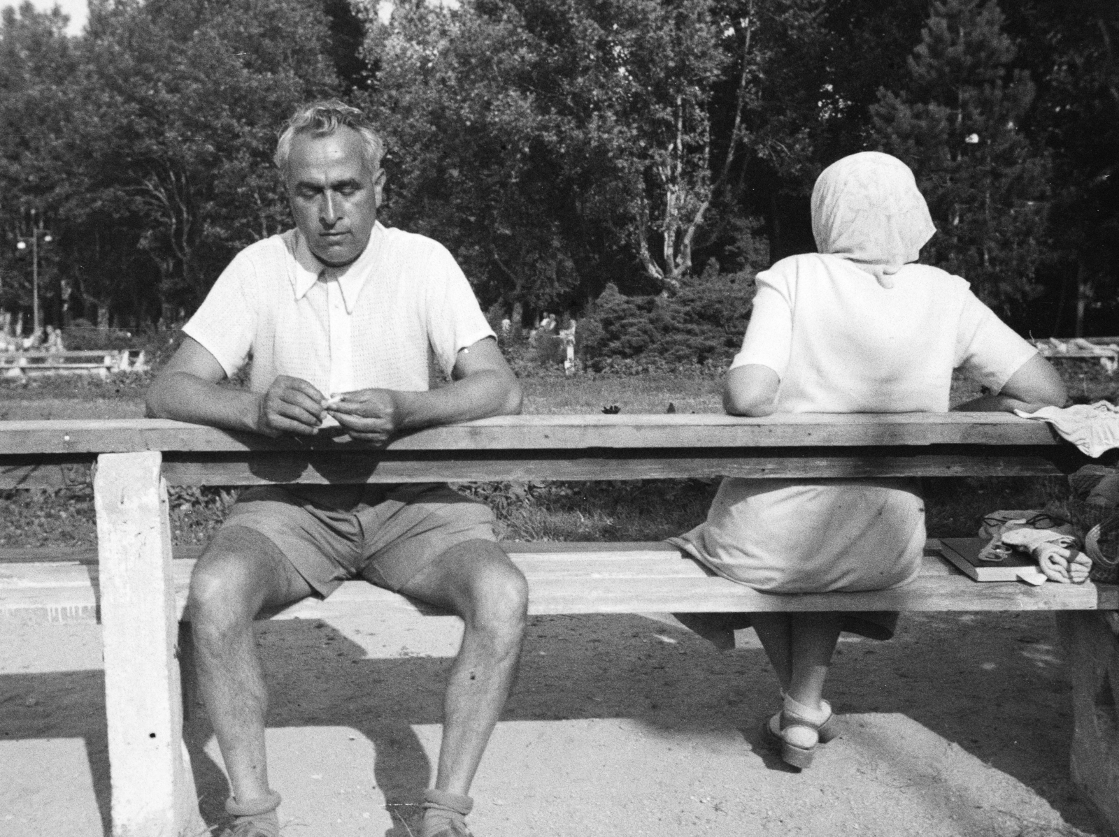 Hungary,Lake Balaton, Siófok, Rózsakert., 1962, Gyulai Gaál Krisztián, Best of, book, bench, man, woman, headscarf, solitude, back, Fortepan #262192