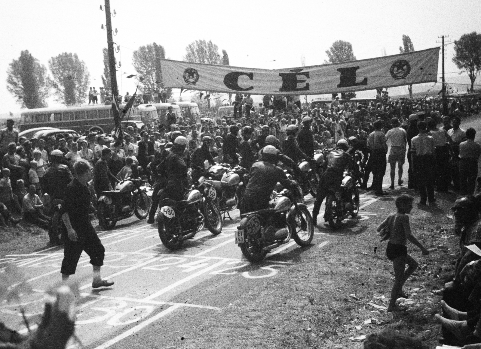 Hungary,Lake Balaton, Tihany, a Bp. Építők nemzetközi, egyben bajnoki motorversenye 1959. szeptember 6-án., 1959, Gyulai Gaál Krisztián, peeking, Hungarian Defense Association, motorcycle race, starting number, crash helmet, Fortepan #262195