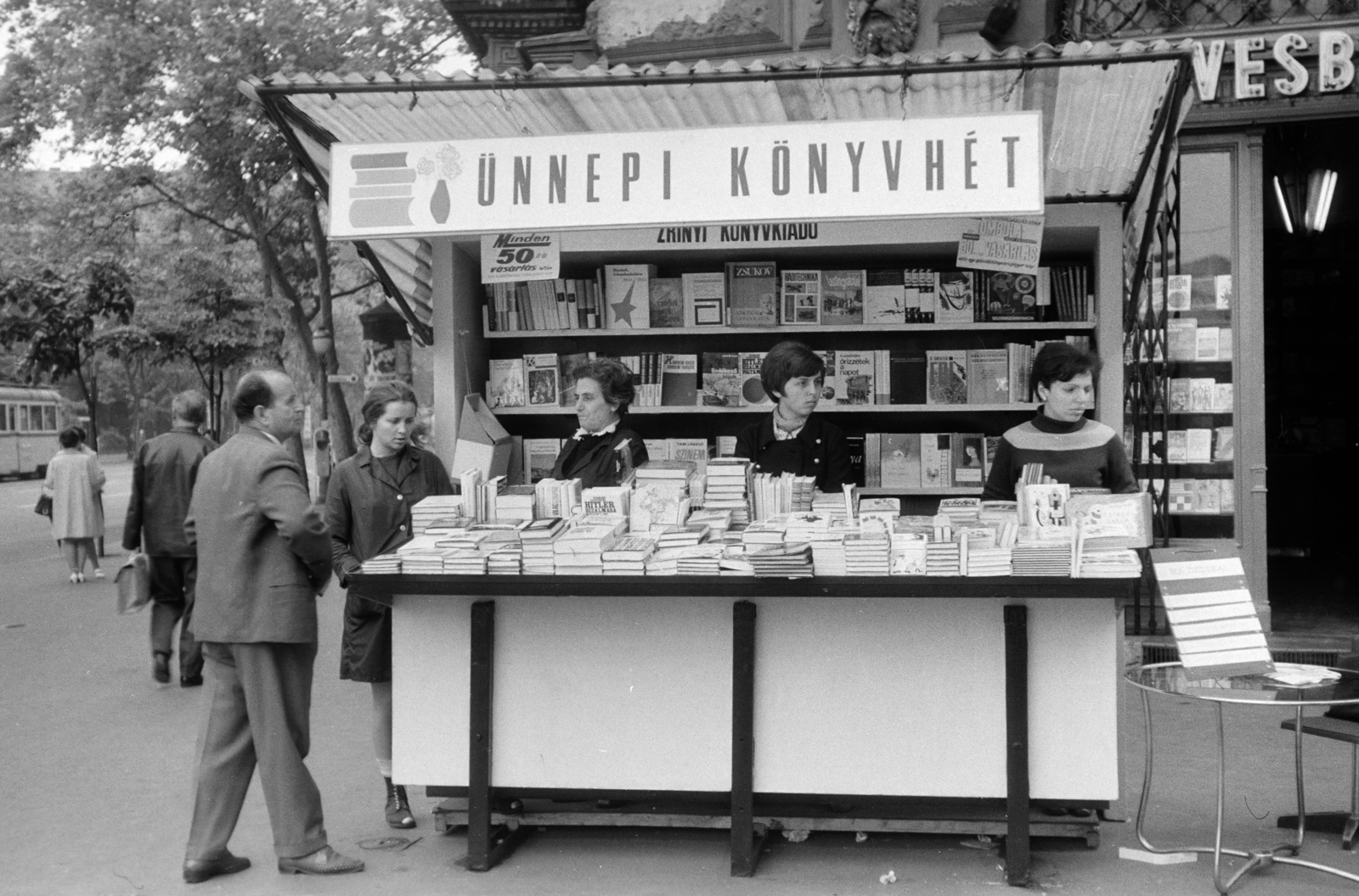 Hungary, Budapest VI., Bajcsy-Zsilinszky út - Andrássy út (Népköztársaság útja) sarok, a Zrínyi Kiadó könyvesboltja előtt az Ünnepi Könyvhét standja., 1970, Gyulai Gaál Krisztián, book, book store, book week, Budapest, Fortepan #262199