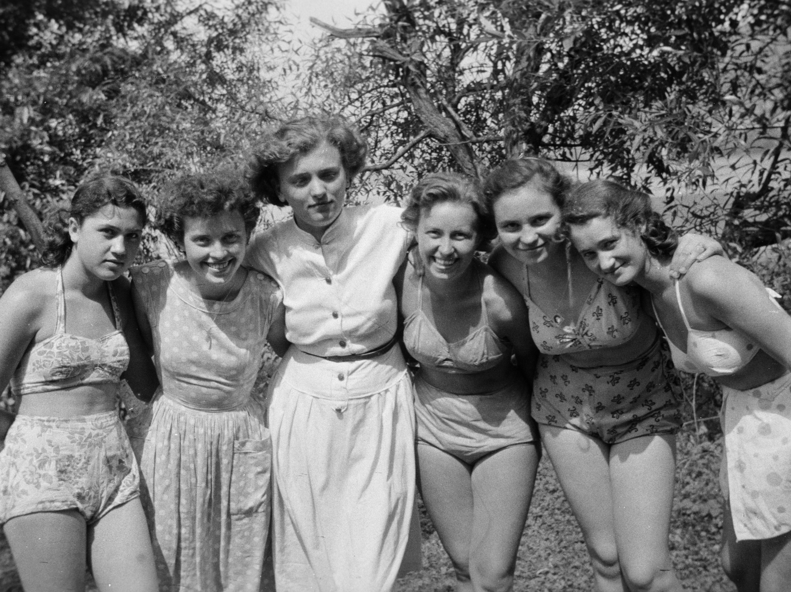 1954, Gyulai Gaál Krisztián, women, hold upper arms, summer, Fortepan #262206