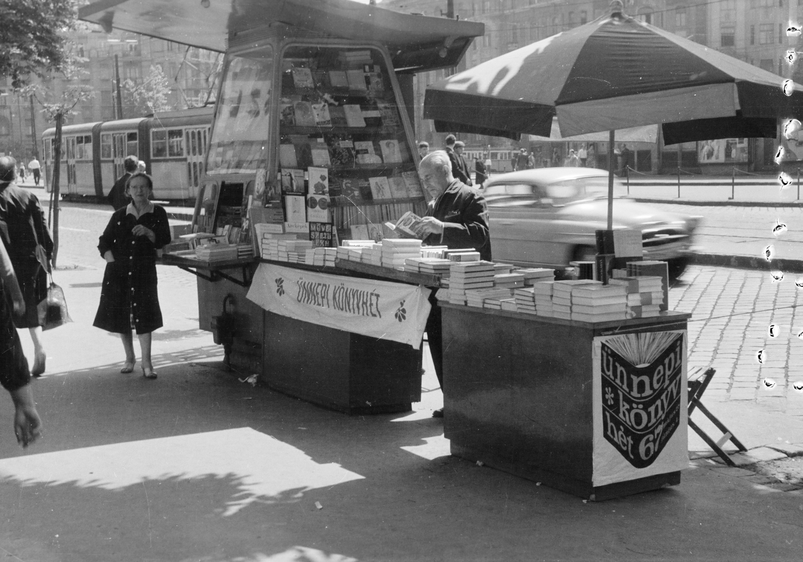 Magyarország, Budapest XI., az Ünnepi könyvhét kiadványait árusító pavilon a Bartók Béla út 51. számú ház előtt., 1967, Gyulai Gaál Krisztián, Budapest, Skoda-márka, pavilon, könyvvásár, napernyő, plakát, villamos, Fortepan #262214