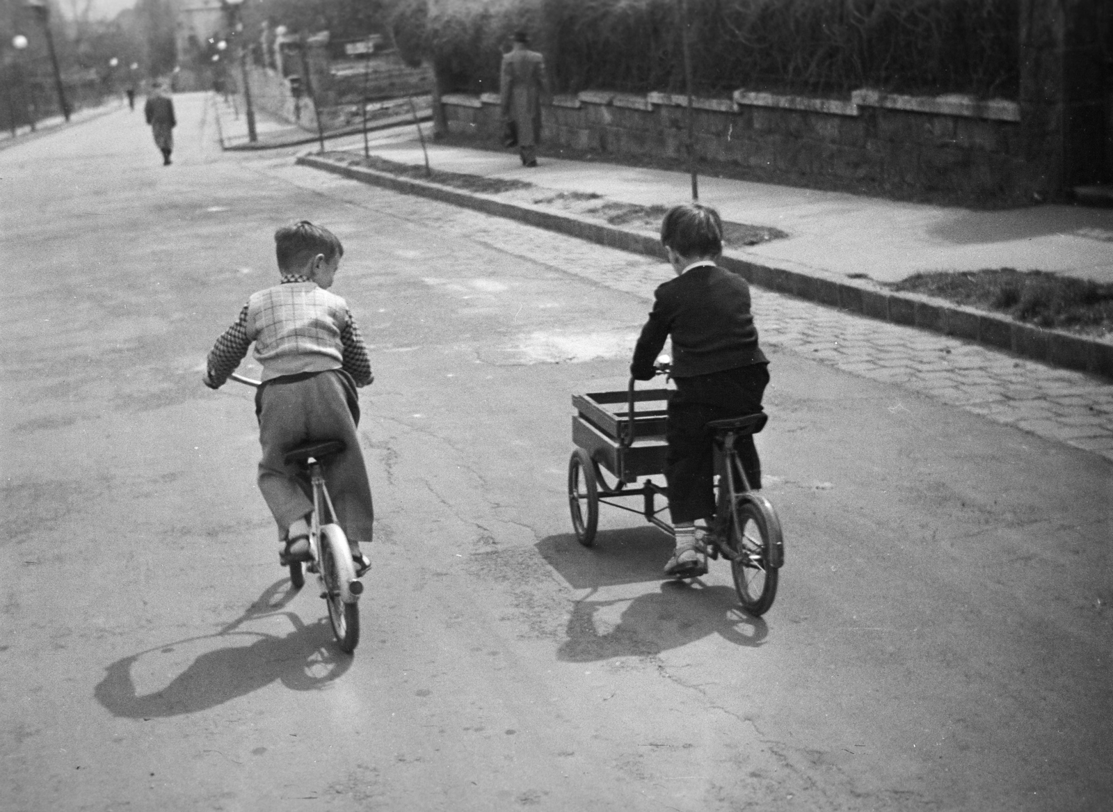 Hungary, Budapest XII., Ráth György utca, a felvétel az 58-as számú ház előtt készült. Szemben jobbra a Csaba utca torkolata., 1954, Gyulai Gaál Krisztián, bicycle, tricycle, kids, Budapest, Fortepan #262215