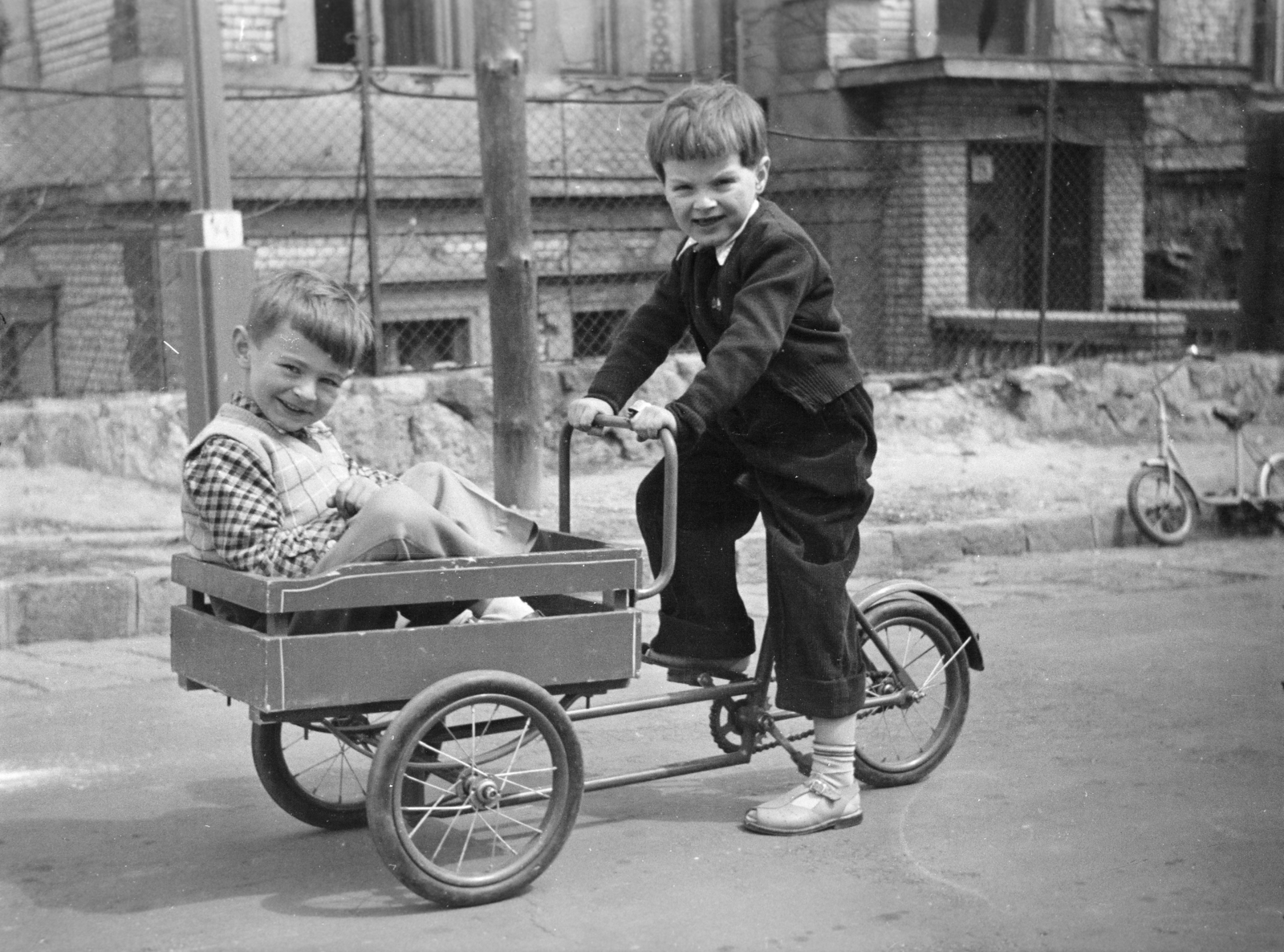 Hungary, Budapest XII., Ráth György utca, a felvétel az 58-as számú ház előtt készült. Háttérben a 21-es számú ház látható., 1954, Gyulai Gaál Krisztián, Best of, fence, Haidekker-brand, tricycle, kids, Budapest, Fortepan #262218