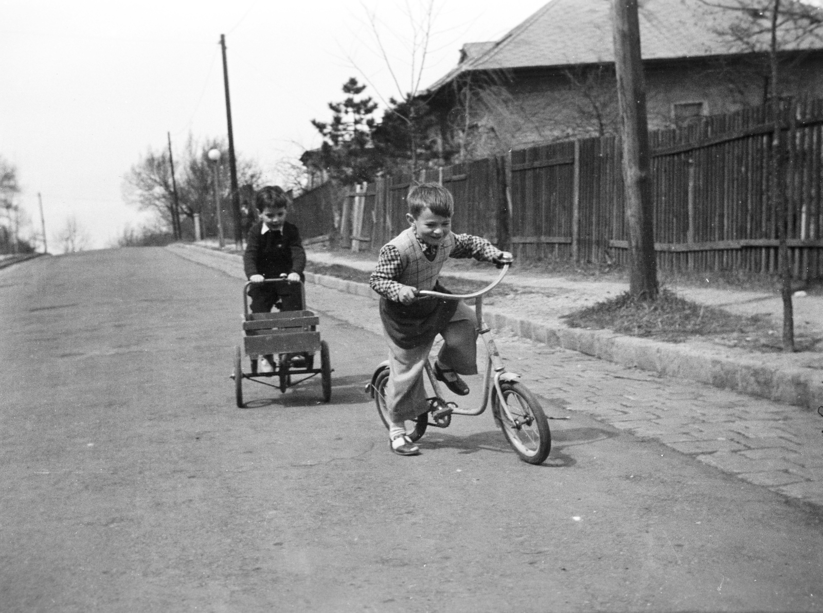 Hungary, Budapest XII., Ráth György utca, a felvétel az 23-as számú ház előtt készült., 1954, Gyulai Gaál Krisztián, Budapest, kids' tricycles, bicycle, kids, Fortepan #262221