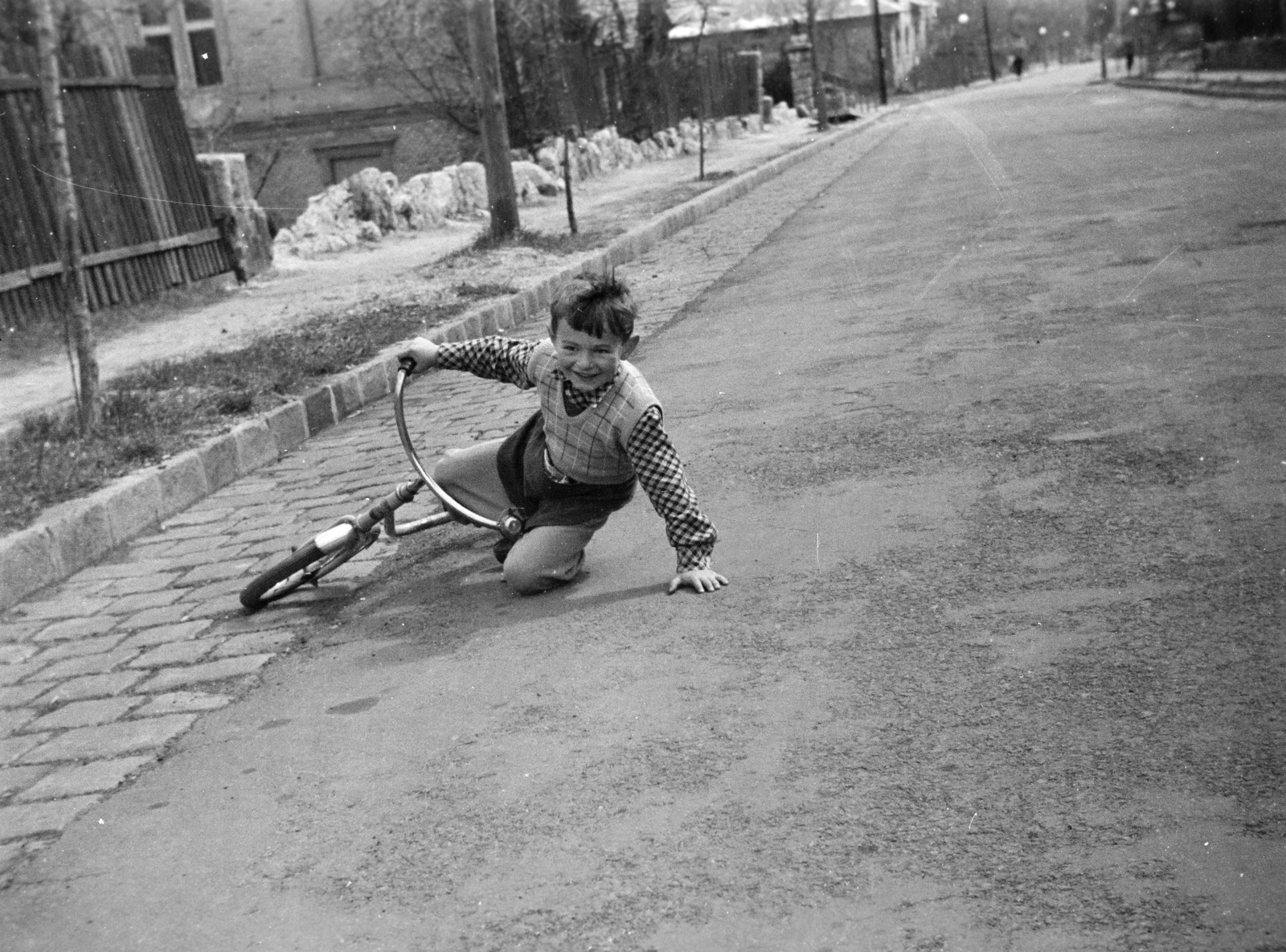 Magyarország, Budapest XII., Ráth György utca, a felvétel az 23-as számú ház előtt készült., 1954, Gyulai Gaál Krisztián, zakó, Budapest, Fortepan #262223